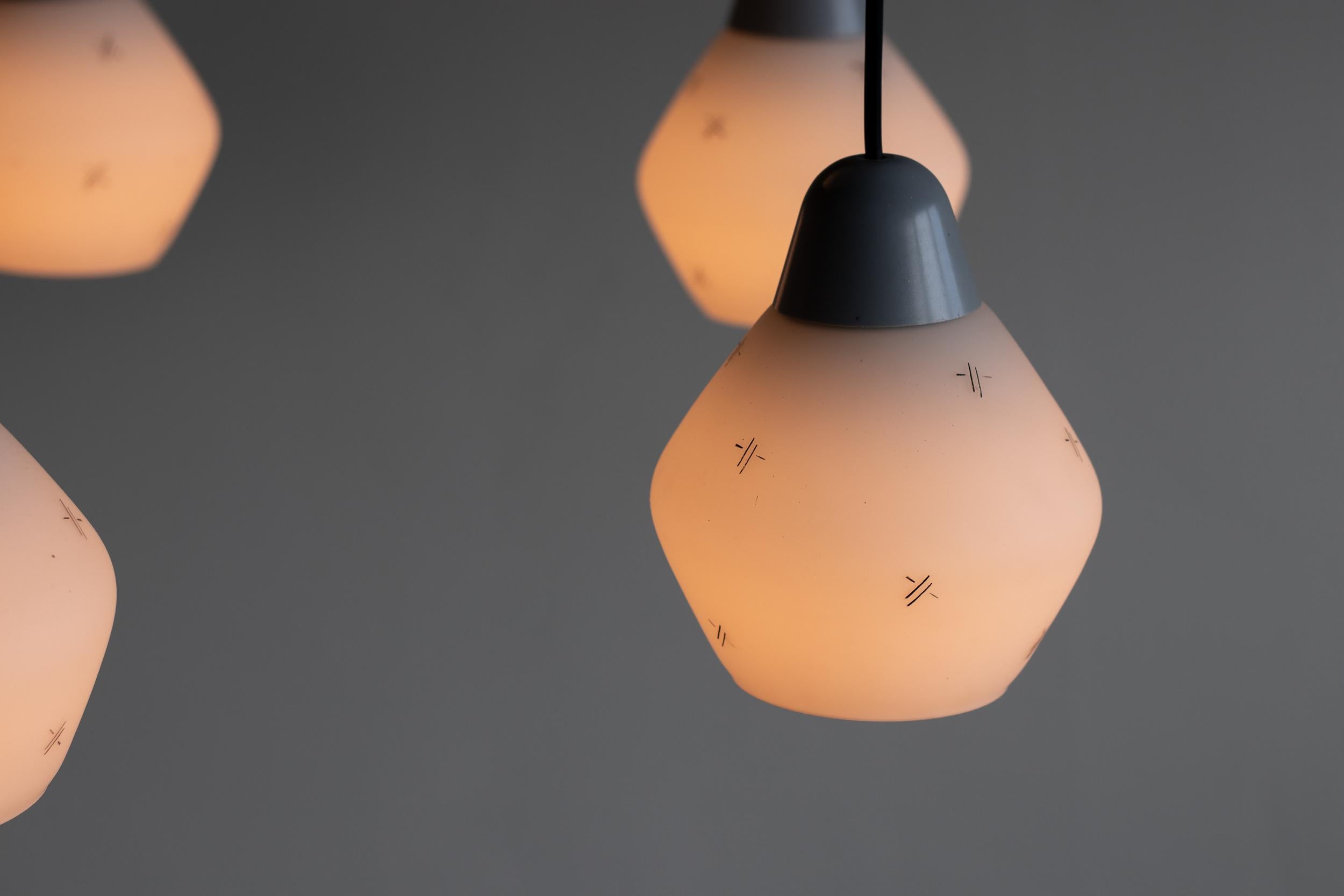 Laiton Lustre italien en laiton émaillé gris avec pendentifs en verre dépoli, vers 1960 en vente