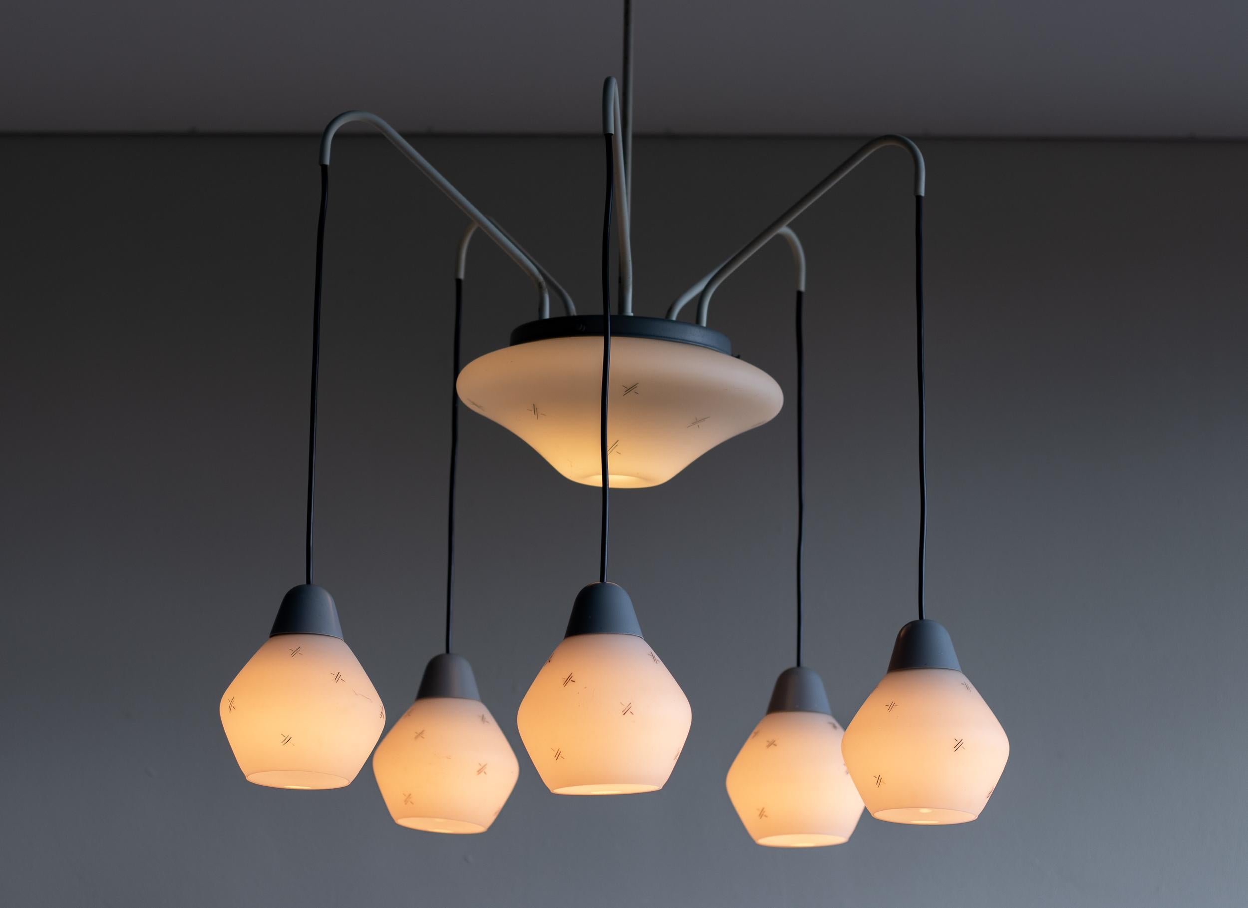 Lustre italien en laiton émaillé gris avec pendentifs en verre dépoli, vers 1960 en vente 1