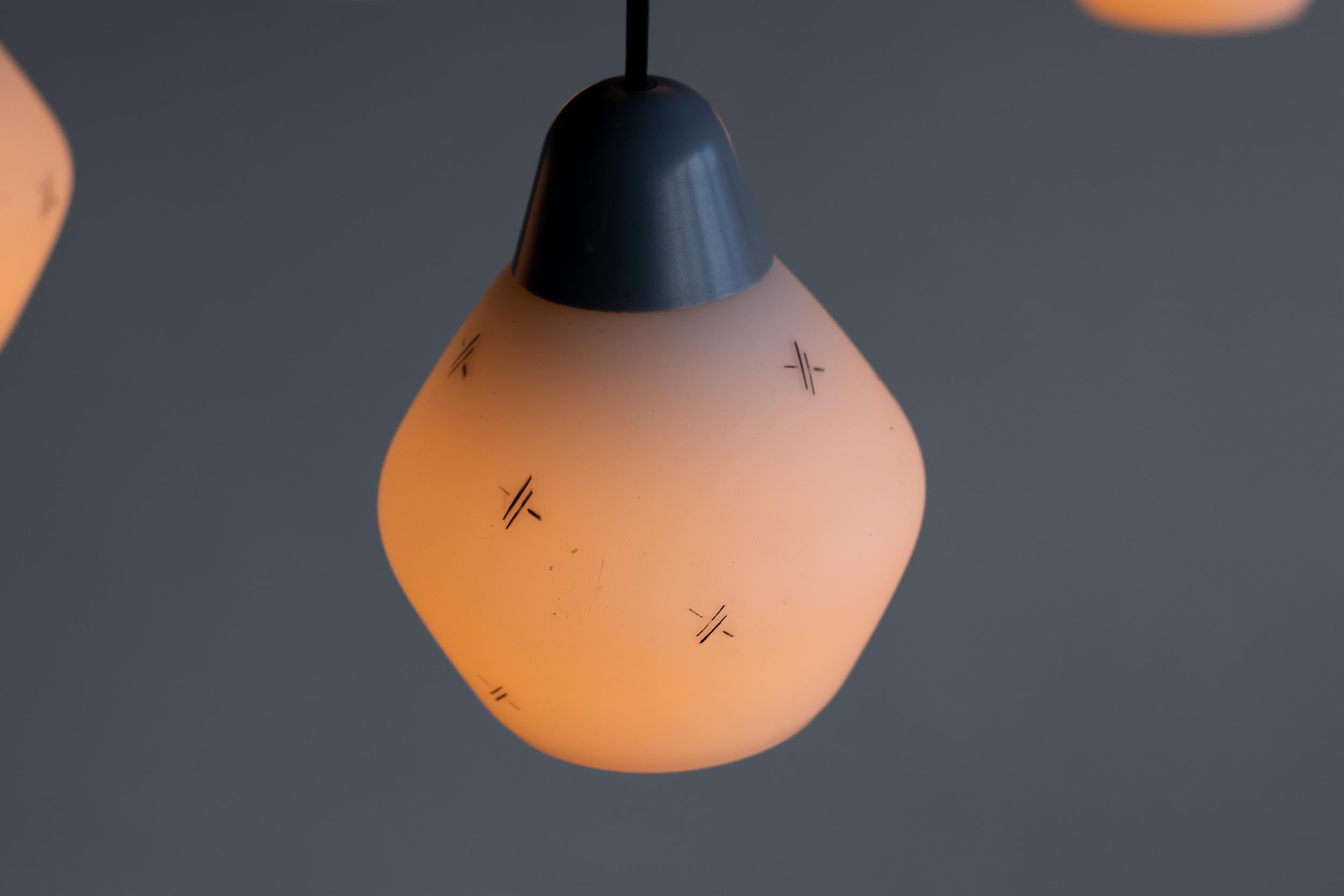 Lustre italien en laiton émaillé gris avec pendentifs en verre dépoli, vers 1960 en vente 2