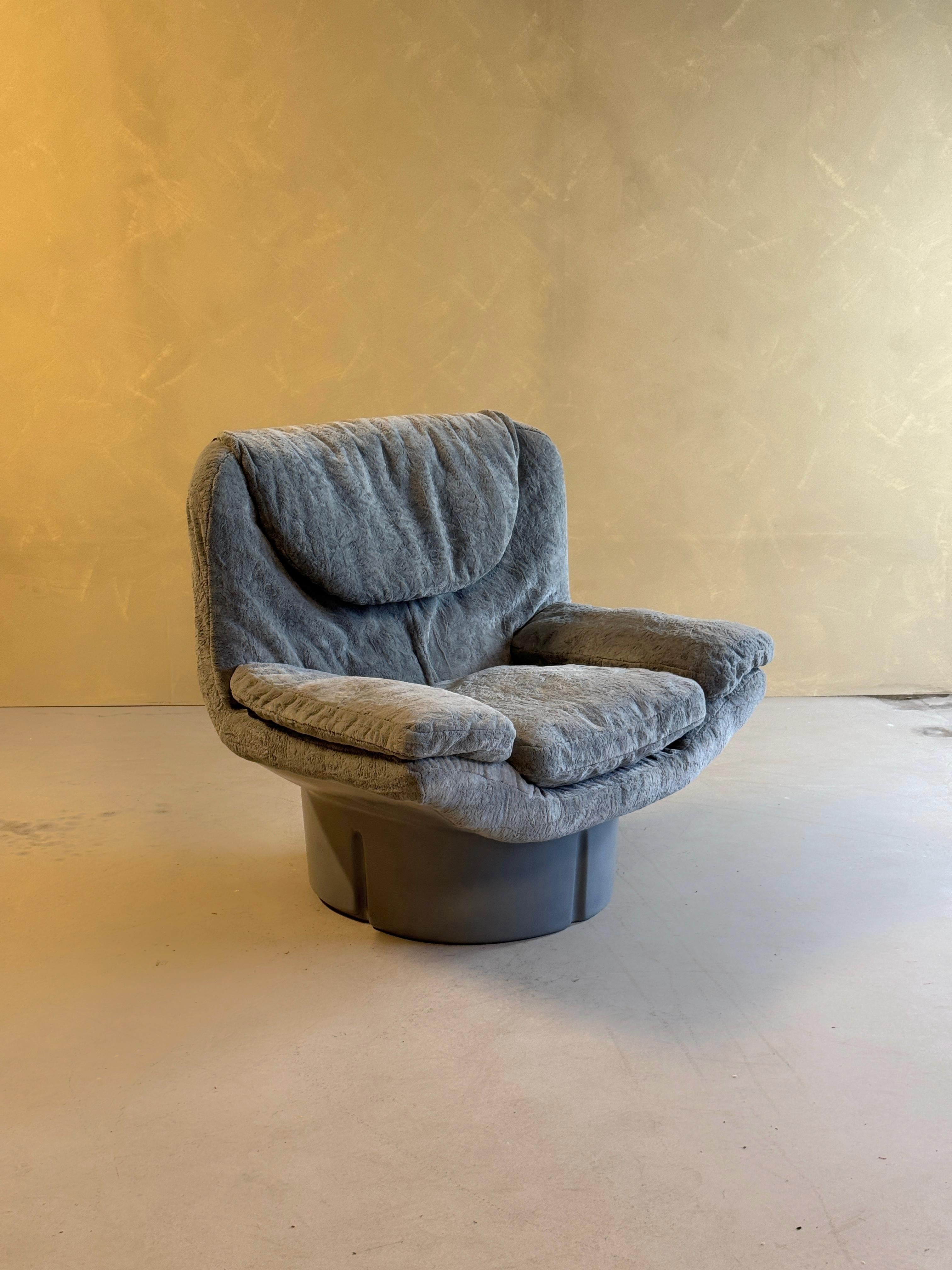 Ill Polotrone Lounge chair by Ammanati & Vitello for Comfort Italy, 1970s

The grey shell is made of polyester and in perfect condition.

Reupholstery in grey Bulu fabric from Aristide Belgium, its a extremly soft fabric that feels lovely.

Width