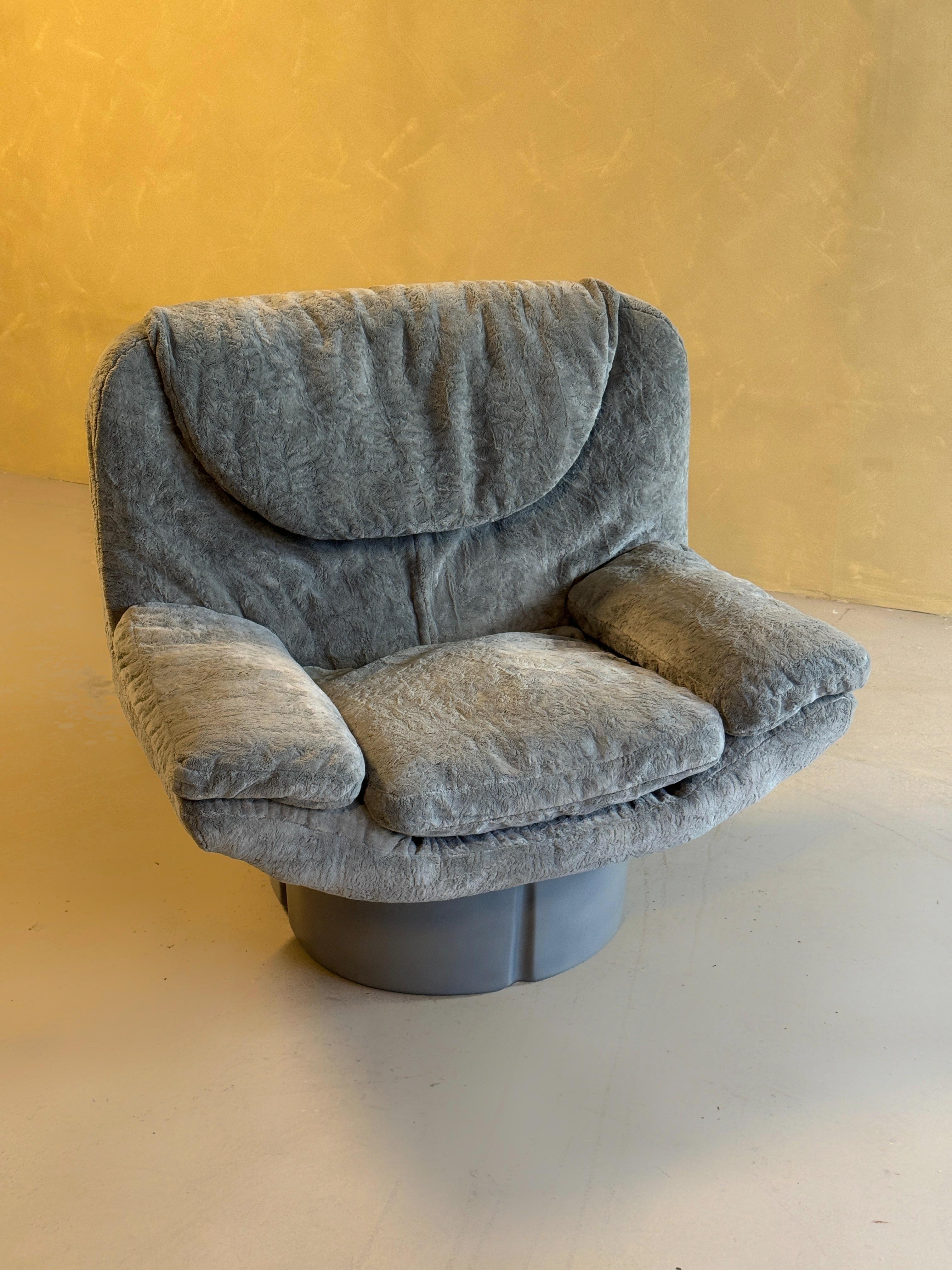 Italian Grey Ill Poltrone Lounge Chair In Excellent Condition For Sale In Sint-Niklaas, VOV
