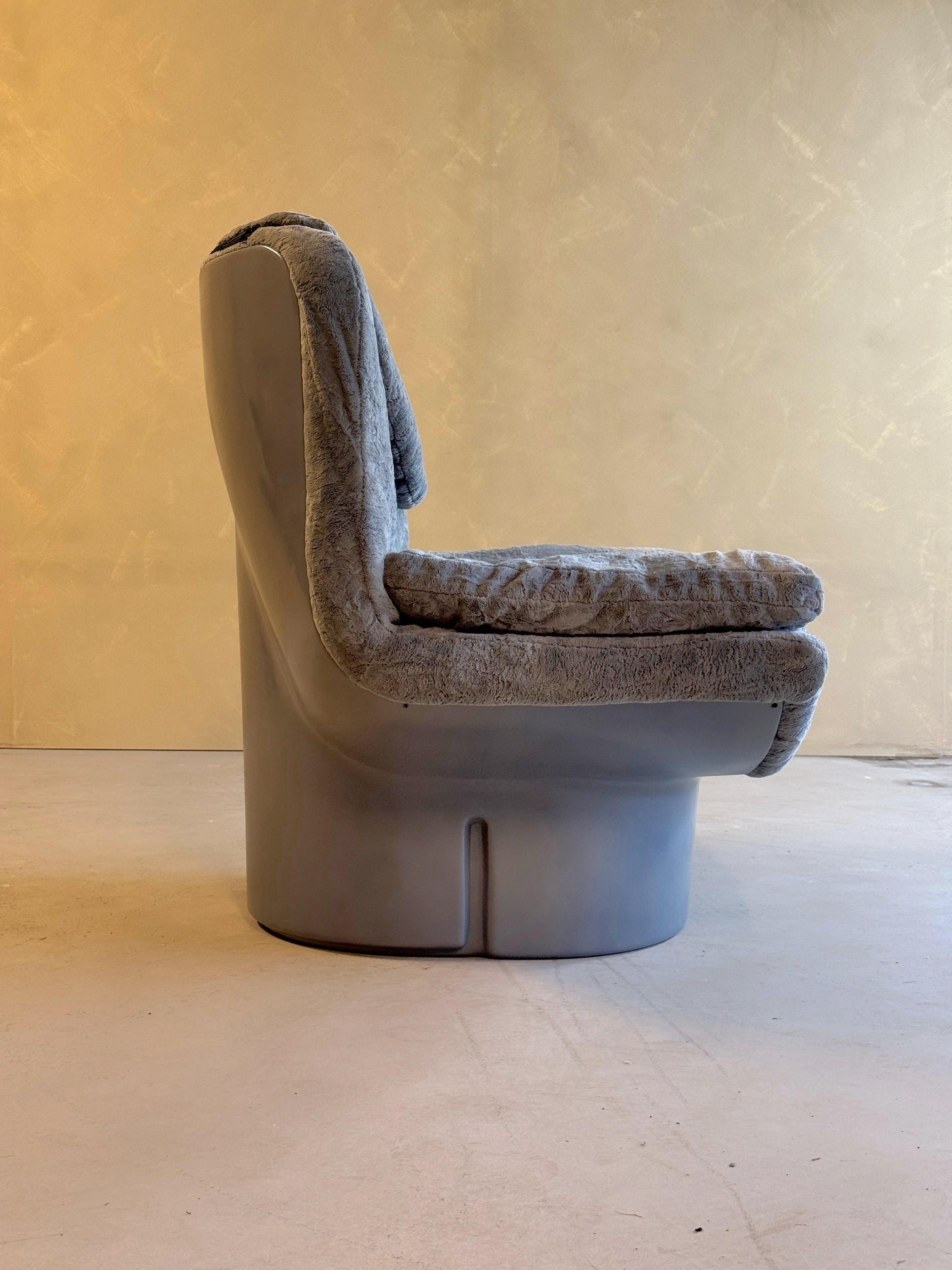 Late 20th Century Italian Grey Ill Poltrone Lounge Chair For Sale