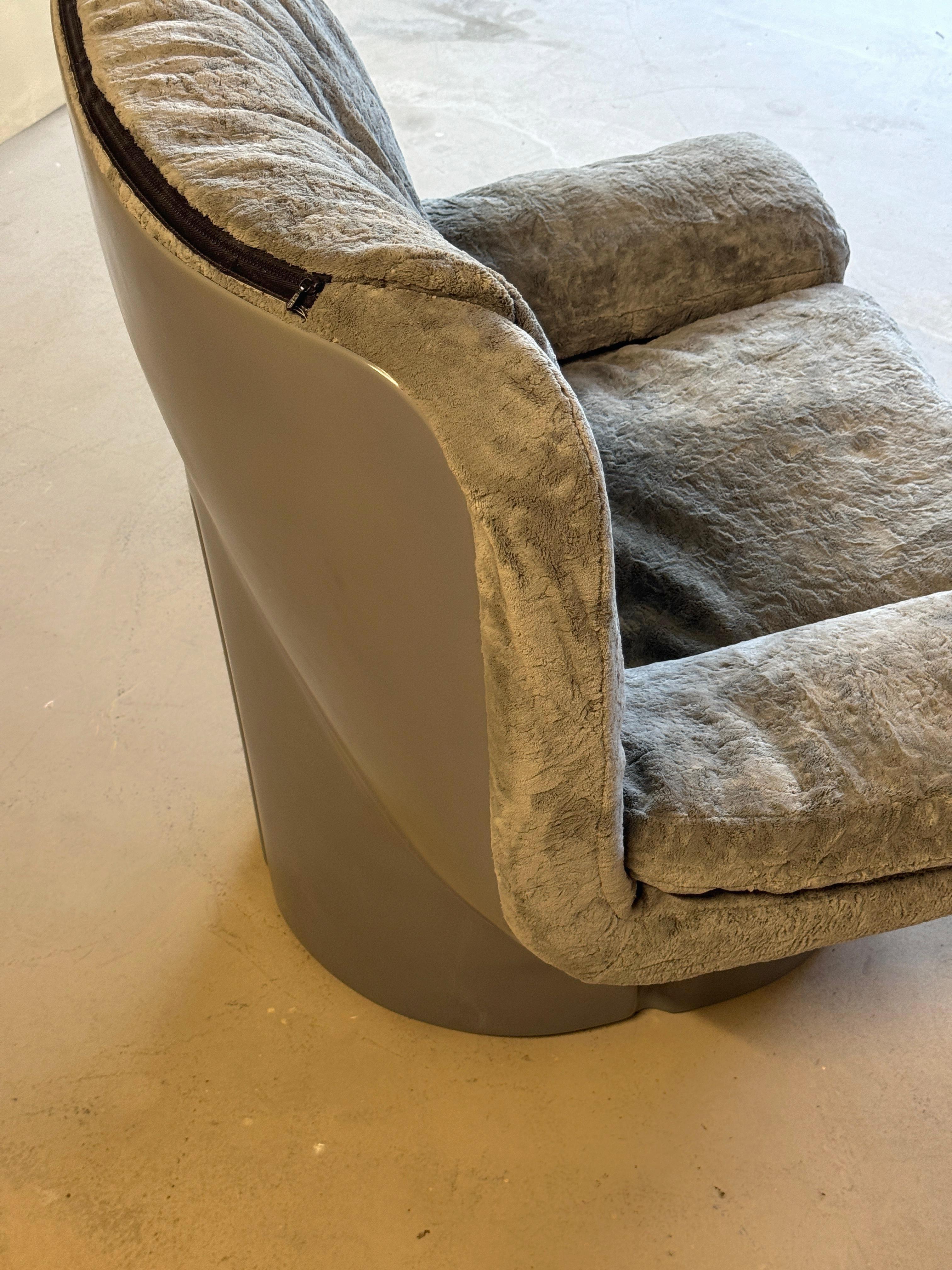 Italian Grey Ill Poltrone Lounge Chair For Sale 1
