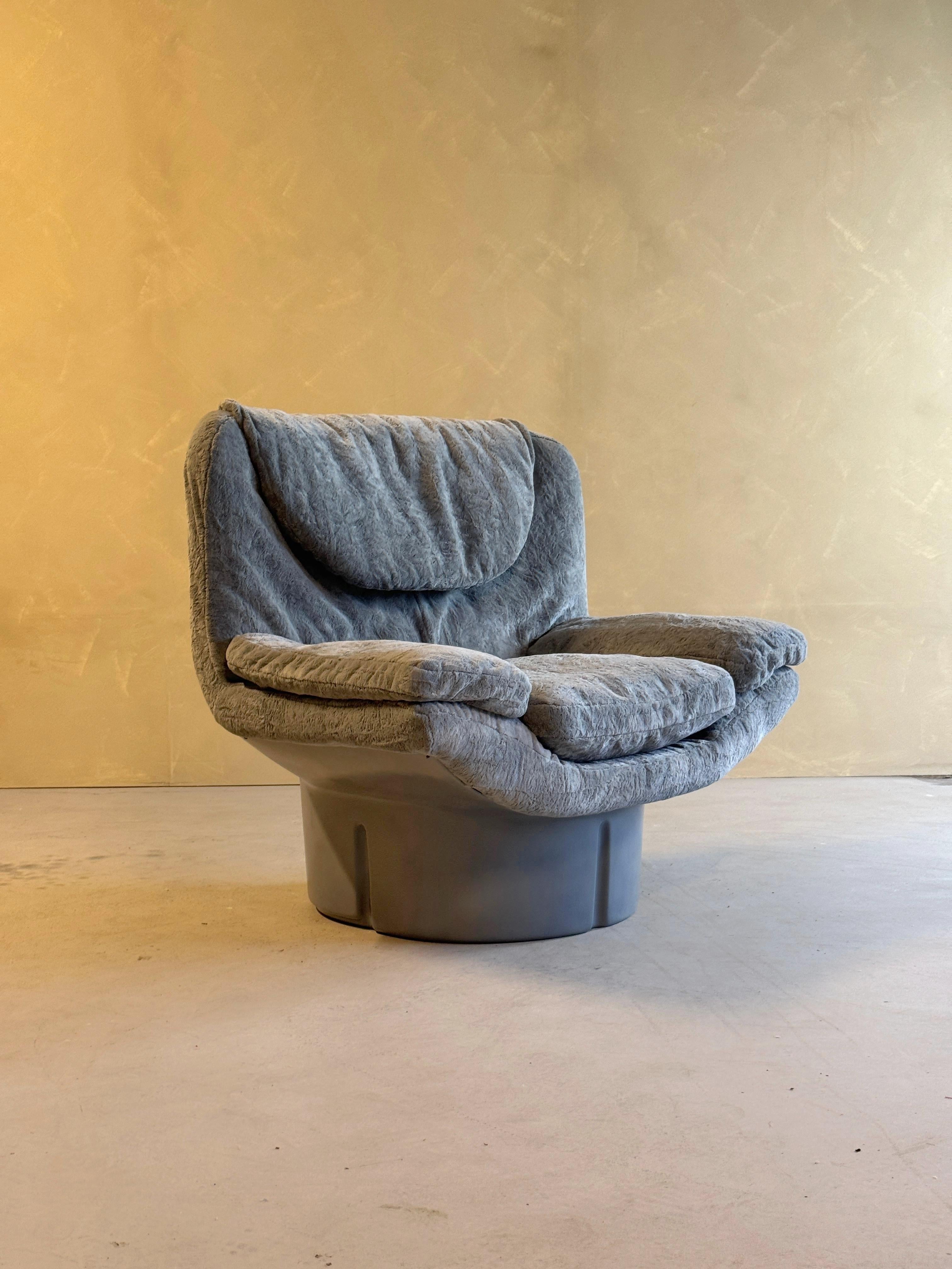 Italian Grey Ill Poltrone Lounge Chair For Sale 4