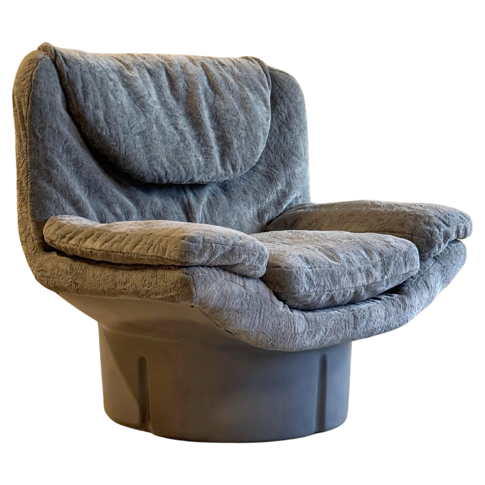 Italian Grey Ill Poltrone Lounge Chair For Sale