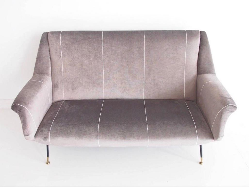 Elegantes zweisitziges italienisches Sofa der Moderne aus den 1950er Jahren. Neu gepolstert mit leicht gestreiftem grauem Samtstoff. Schwarz lackierte Messingfüße. Nach dem Vorbild von Marco Zanuso.