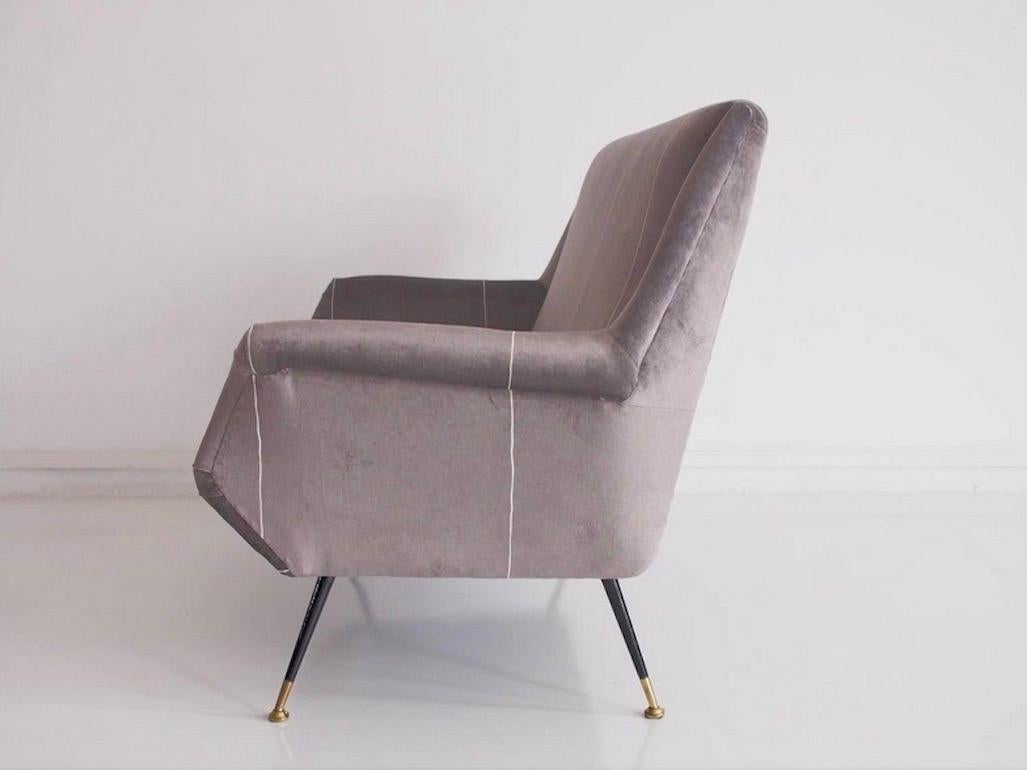 Italienisches Sofa aus grauem Samt mit schwarz lackierten Messingfüßen im Zustand „Gut“ im Angebot in Madrid, ES