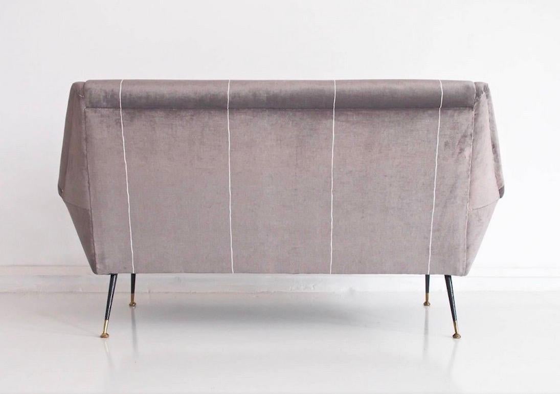 Italienisches Sofa aus grauem Samt mit schwarz lackierten Messingfüßen (20. Jahrhundert) im Angebot