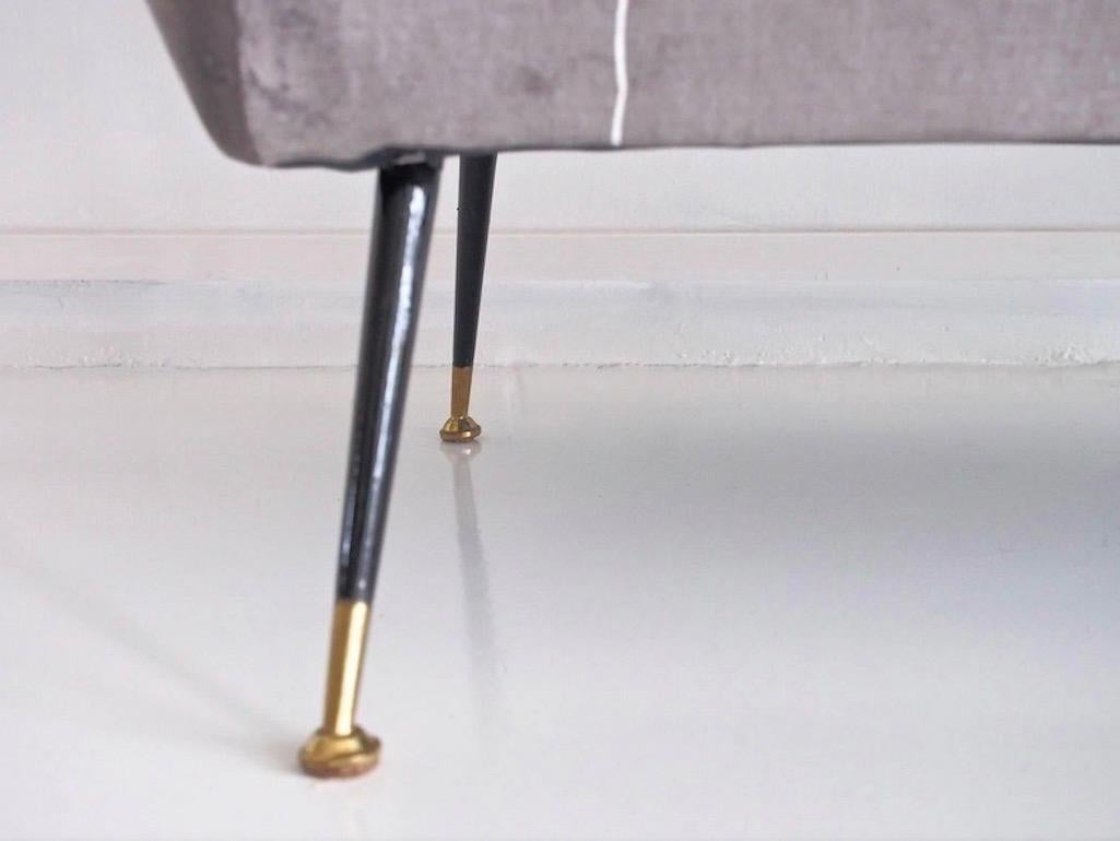 Italienisches Sofa aus grauem Samt mit schwarz lackierten Messingfüßen im Angebot 1