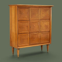 Italienischer Schrank mit Gitterfront, geschnitztes Kirschholz, konisch zulaufende Beine, 1950er Jahre