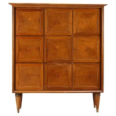 Italienischer Schrank mit Gitterfront, geschnitztes Kirschholz, konisch zulaufende Beine, 1950er Jahre