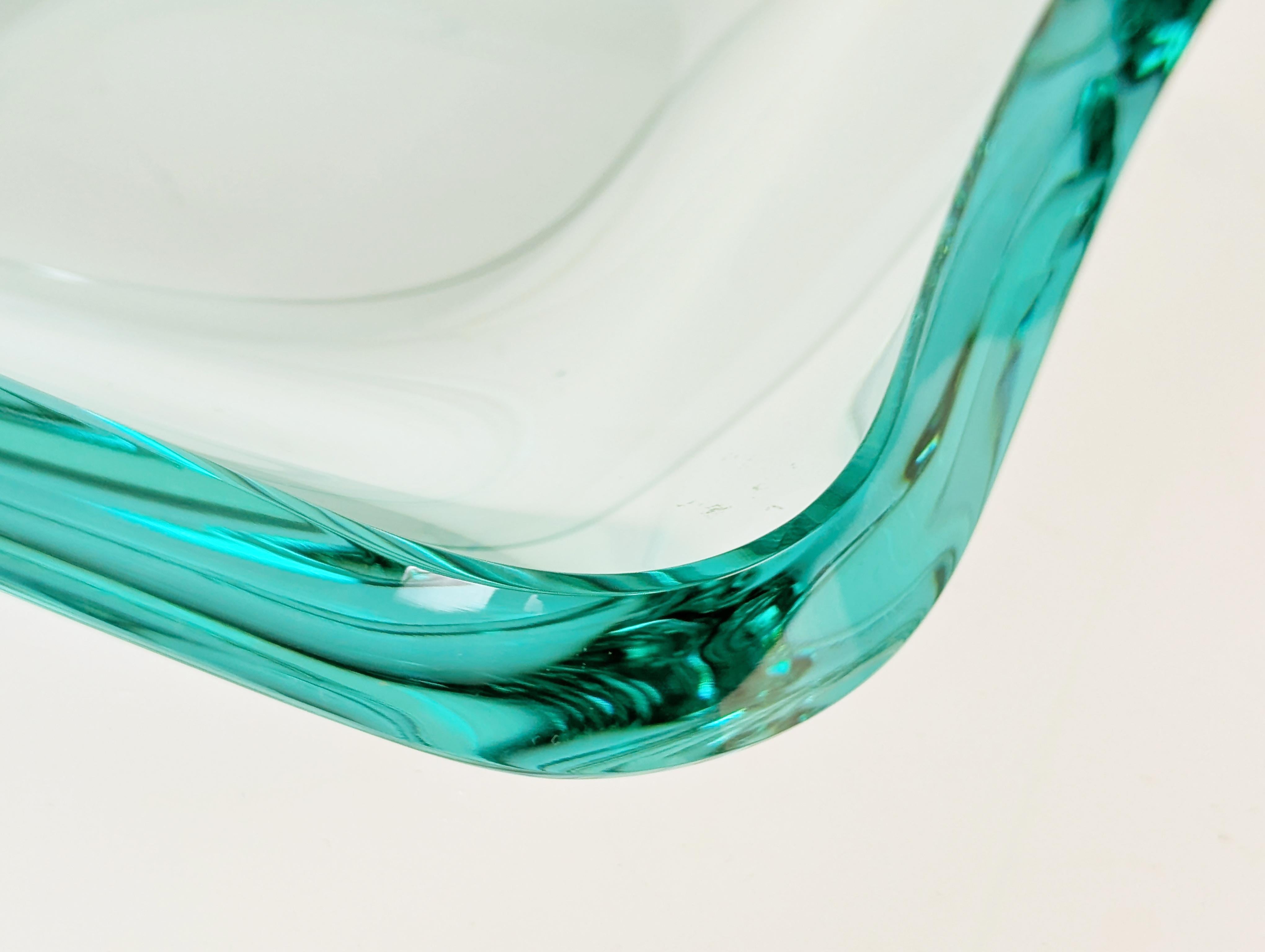 Bol/centre de table en verre taillé et meulé par Fontana Arte. Très bon état.