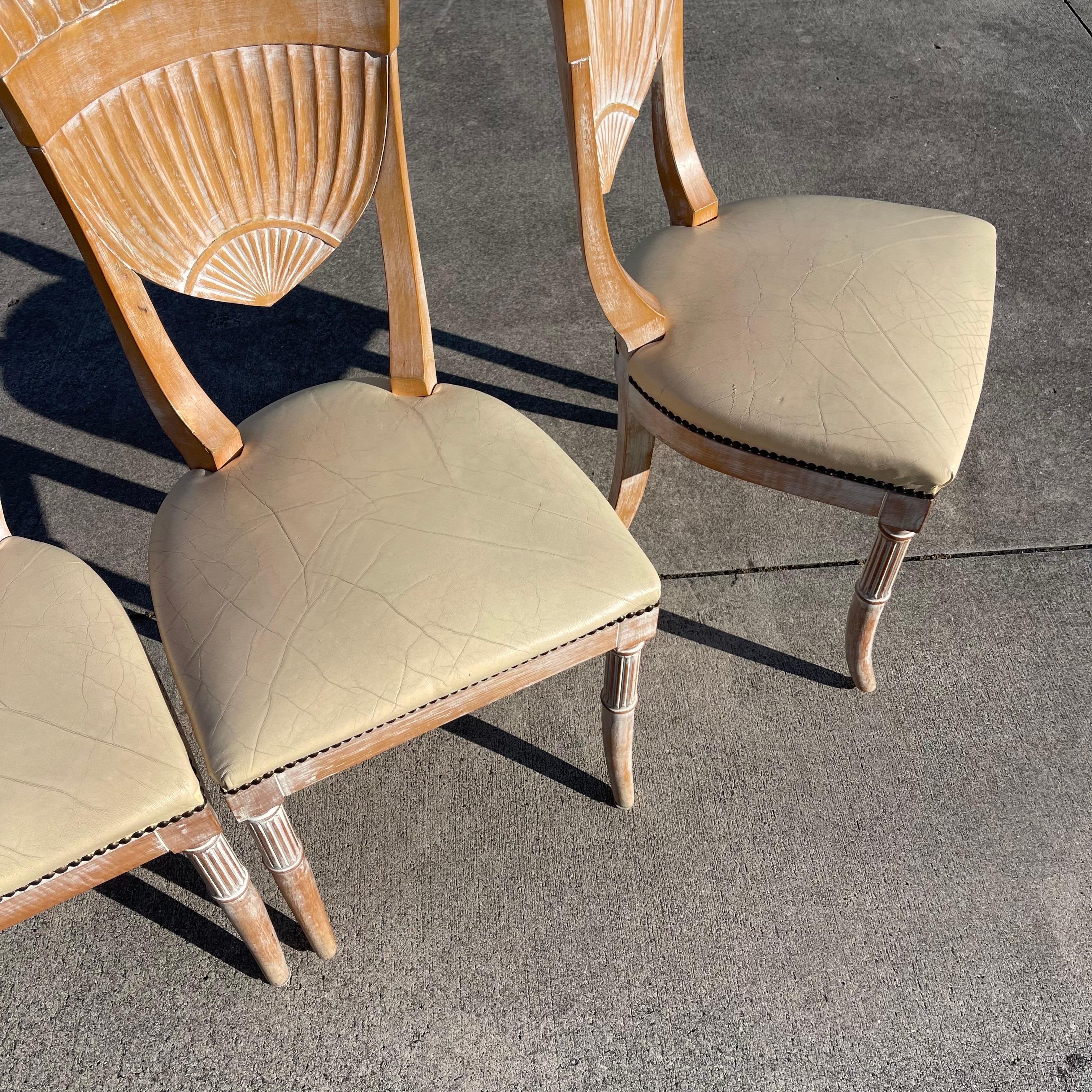 Italiano Sedie in legno ceramicato con schienale a smerlo in stile grotta italiana, set di 4 pezzi in vendita