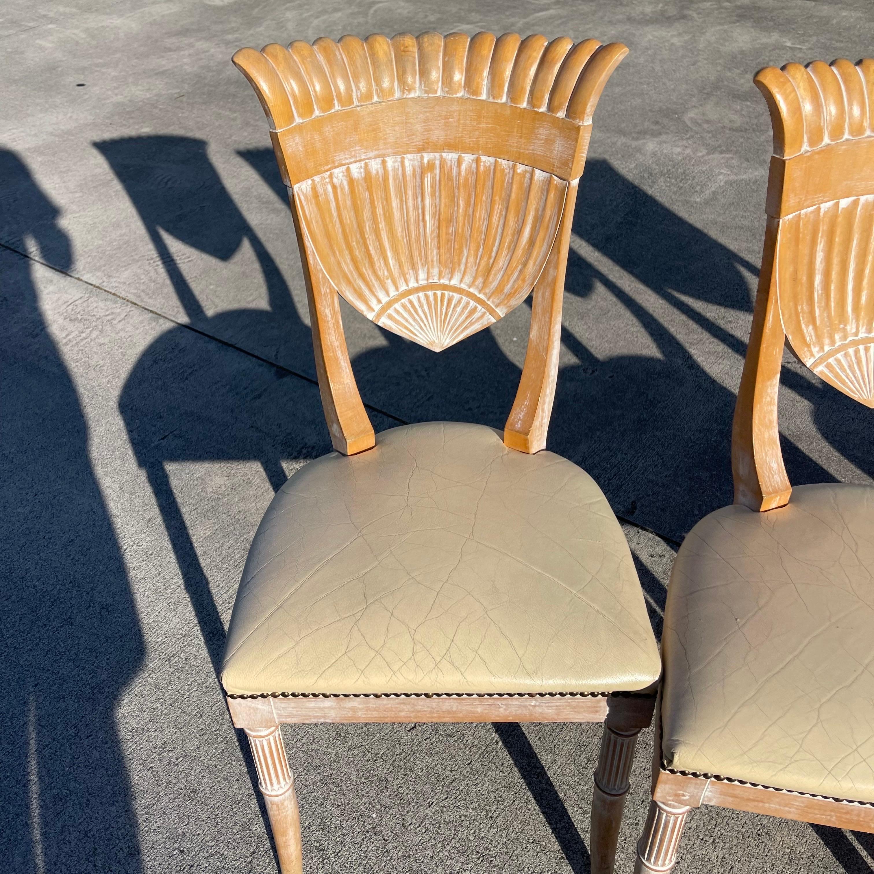 Pelle Sedie in legno ceramicato con schienale a smerlo in stile grotta italiana, set di 4 pezzi in vendita