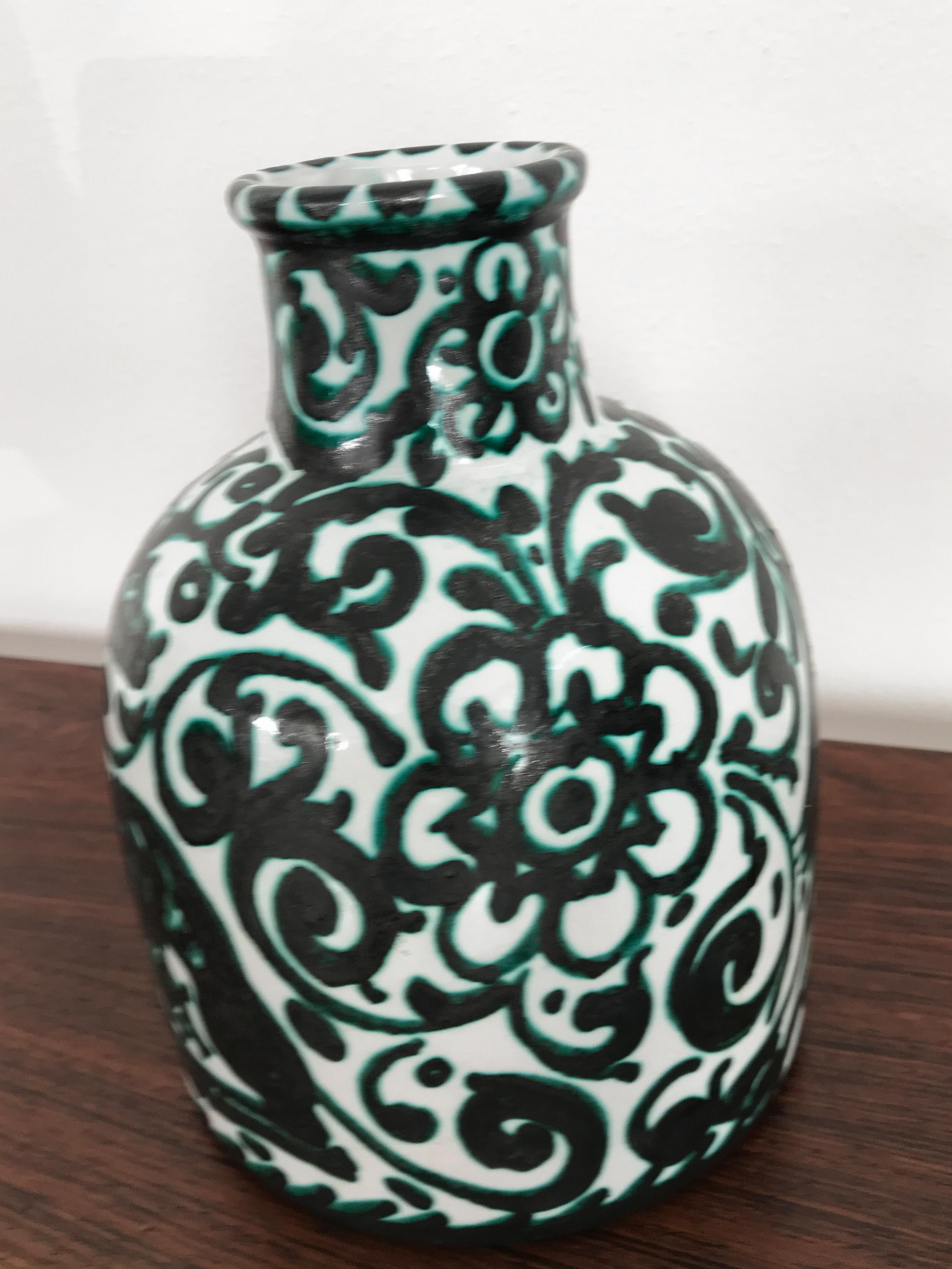 Italian midcentury modern design hand decorated ceramic vase designed by Giulio Guerrieri and produced by “Ceramiche Guerrieri Murano” with Made in Italy Guerreri Murano signature printed under base, Italy 1950s