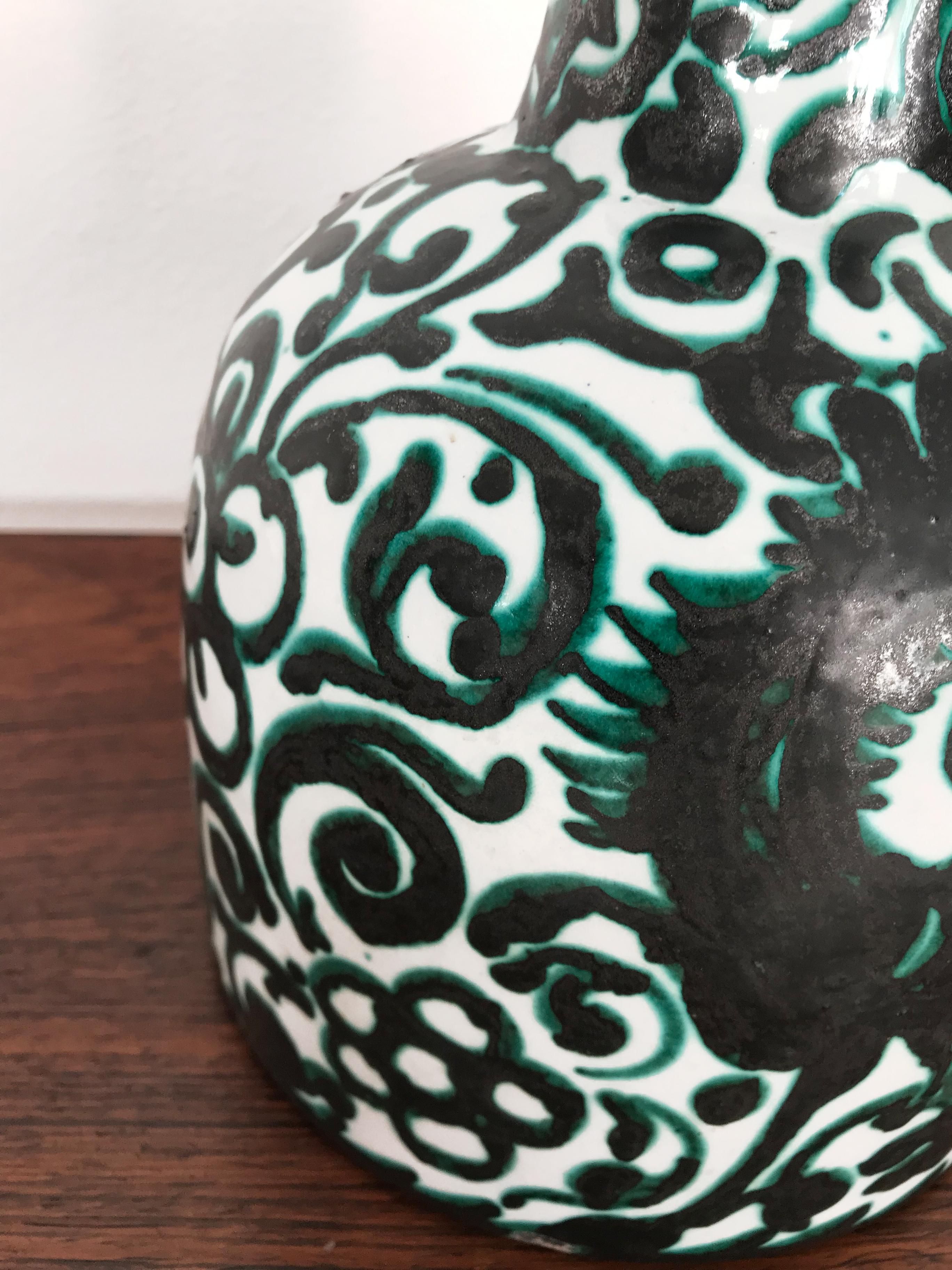 Italienische Guerrieri Murano Mitte des Jahrhunderts Keramik Hand Made dekorierte Vase 1950er Jahre (Handbemalt) im Angebot