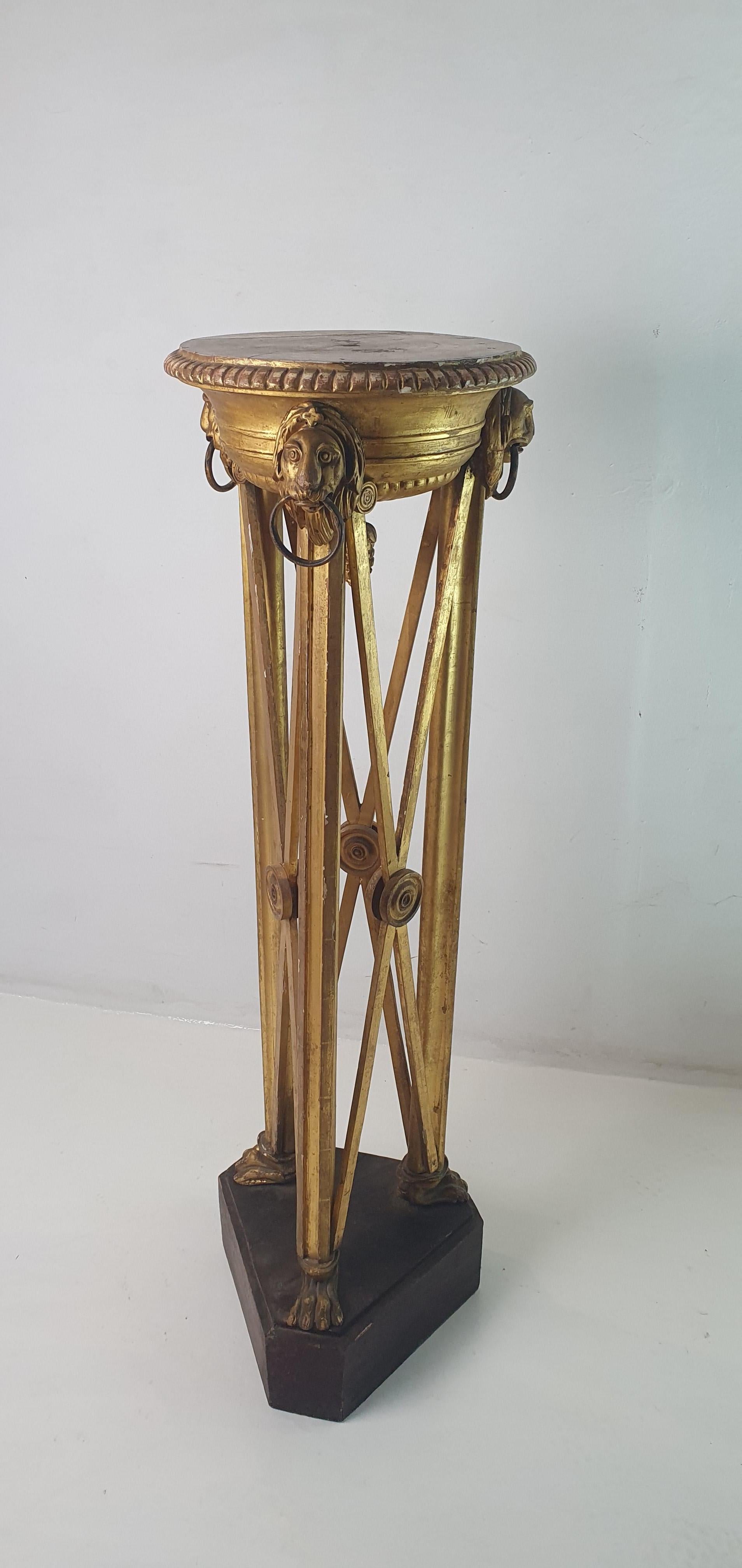 Hier ist ein wunderschönes Möbelstück. Ein so genannter Gueridon oder Sockel. Sie stammt aus Süditalien und gehört möglicherweise zu einem früheren Paar. Er hat seine ursprüngliche Patina behalten und wurde nicht restauriert oder manipuliert.
