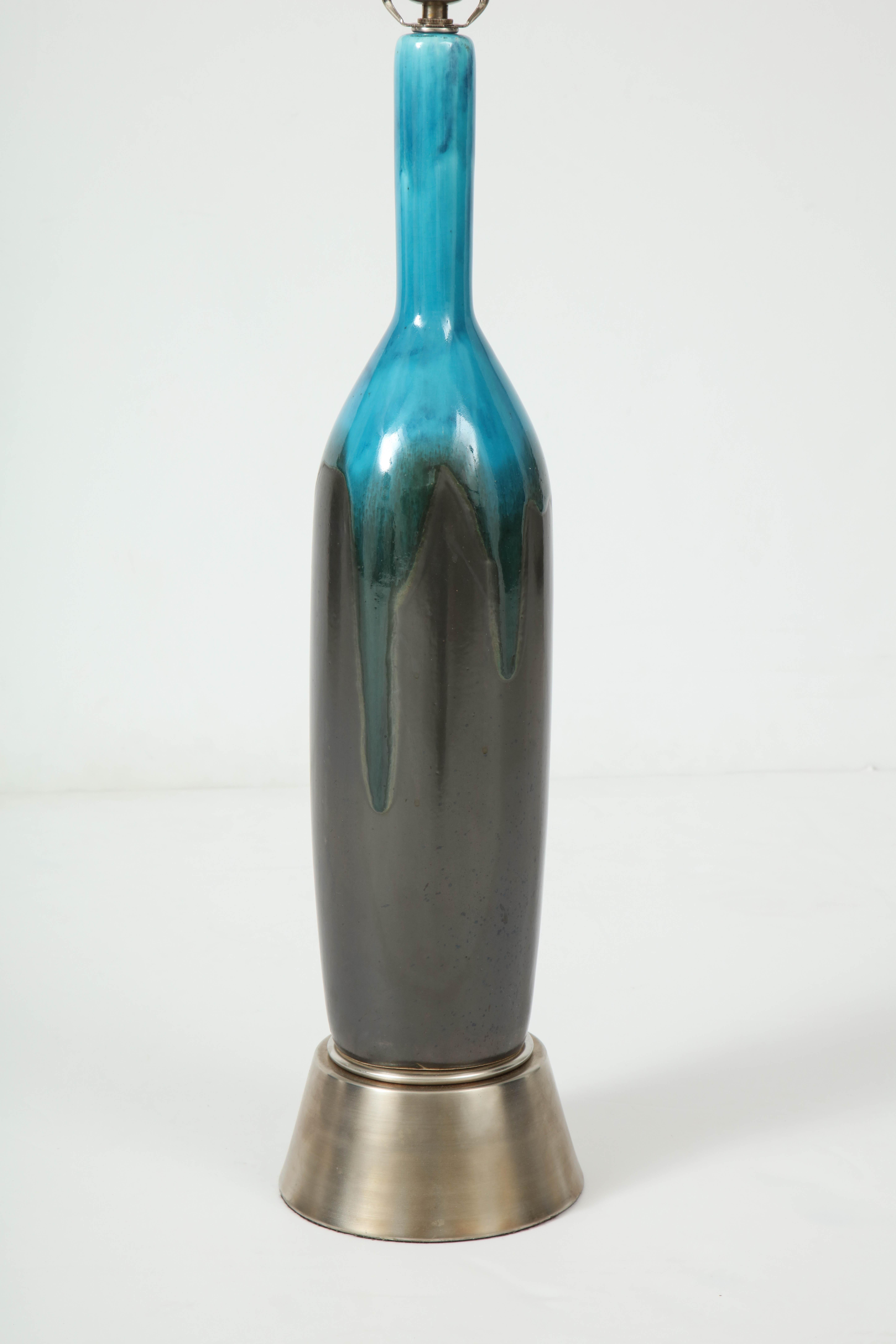 Lampes italiennes du milieu du siècle en céramique avec une glaçure inhabituelle de bronze et de turquoise sur une base surélevée en étain/bronze. Câblée pour une utilisation aux Etats-Unis, ampoules de 100W max.