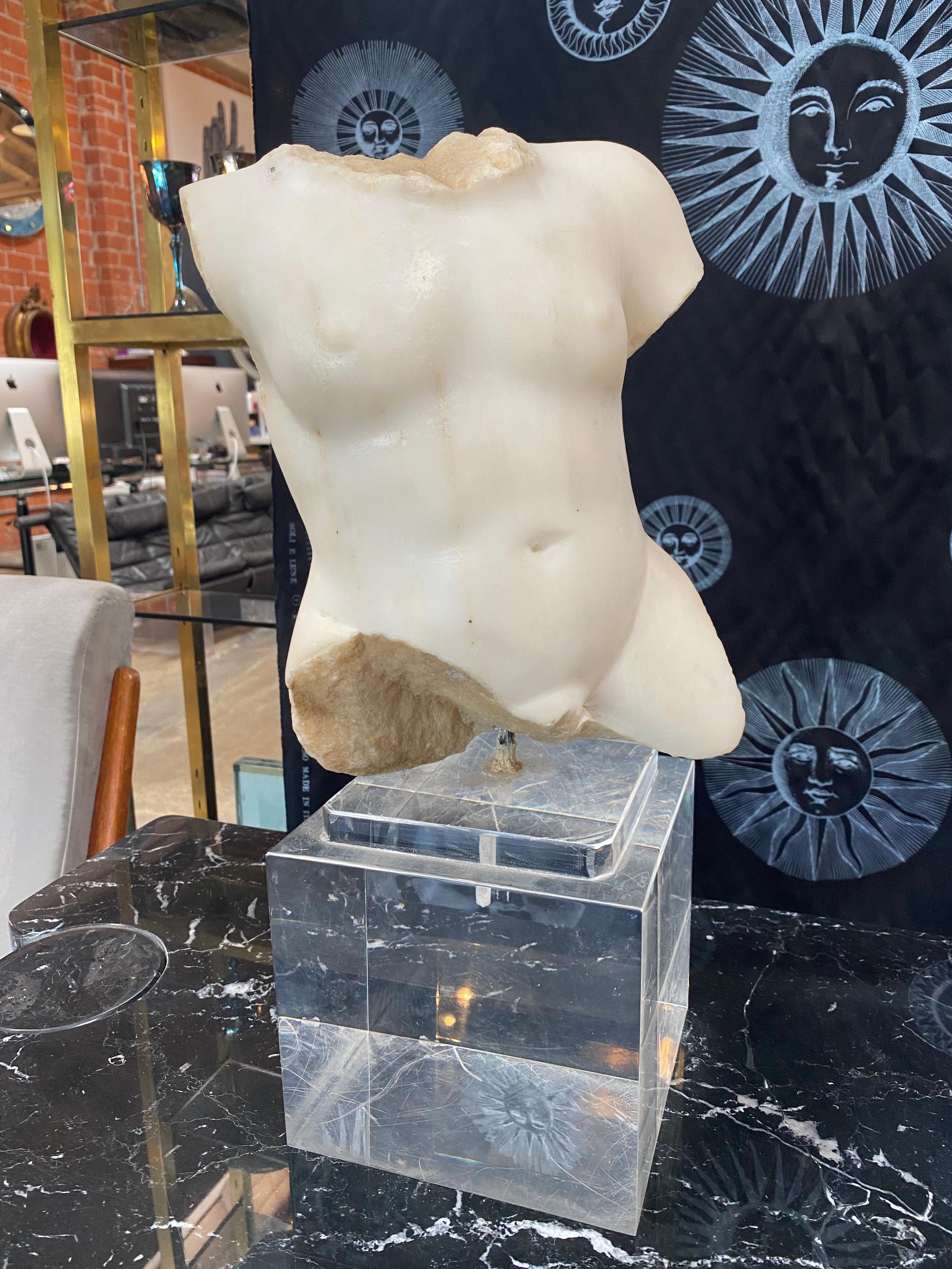 Scultura in marmo italiano che rappresenta un mezzo busto di donna con una base quadrata trasparente. Made in Italy anni '50.