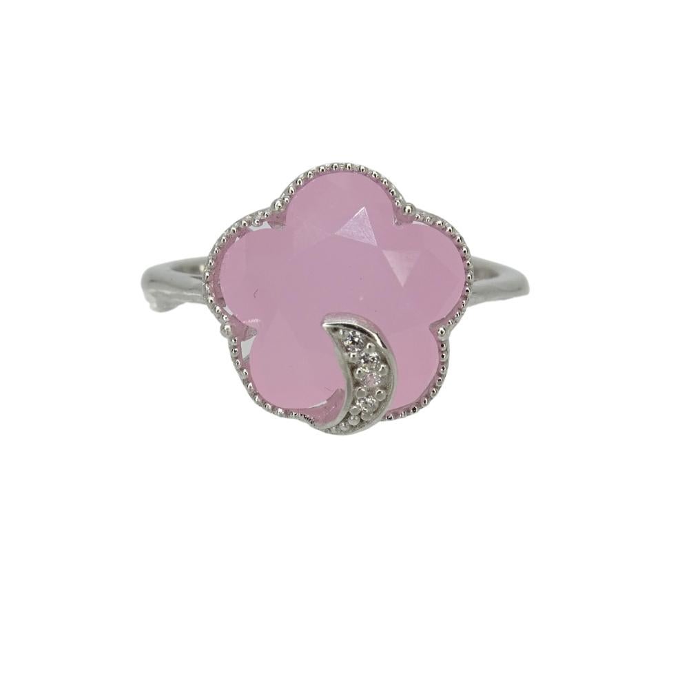 Magnífico anillo con montura de plata 925. La gran piedra central es una flor estilizada realizada en cuarzo rosa, engarzada en cinco garras. Recorre todo el perfil una fina cenefa de formas perladas, enmarcando la piedra con la propia montura,