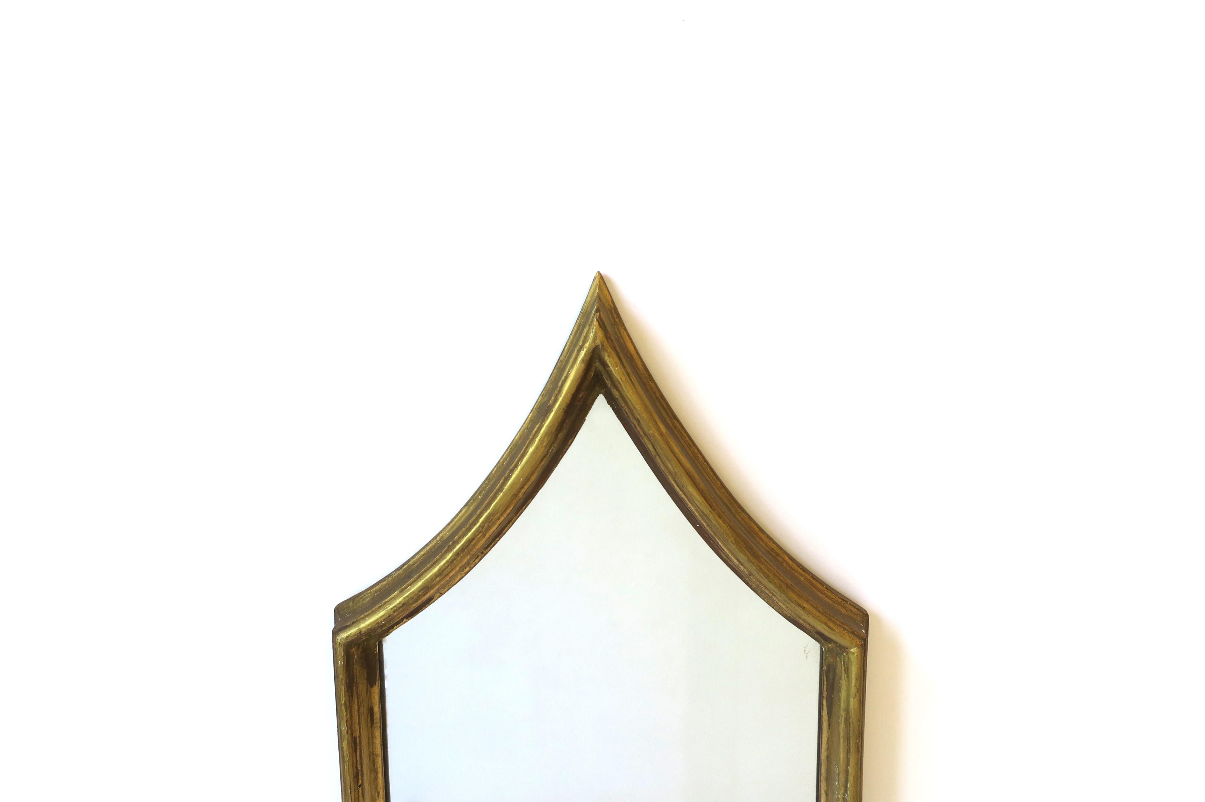 Miroir mural de coiffeuse d'entrée italien avec cadre en bois doré en vente 1