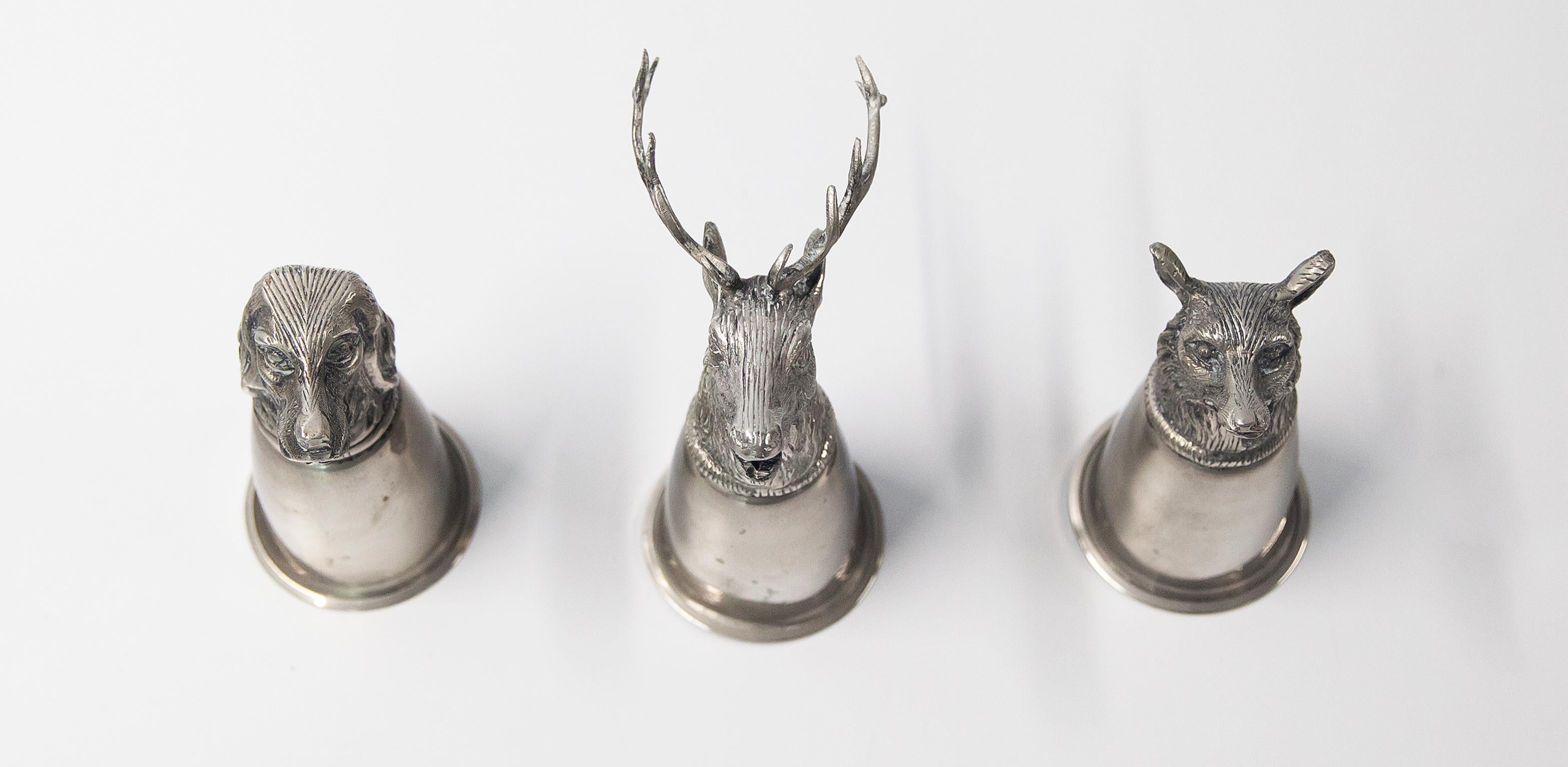 Lot de trois étrivières vintage en métal argenté de Gucci, à deux voies, représentant un chien, un cerf et un renard. Ils se retournent en effet et peuvent être utilisés comme ustensiles de bar et faire l'objet d'une conversation lors d'un dîner.