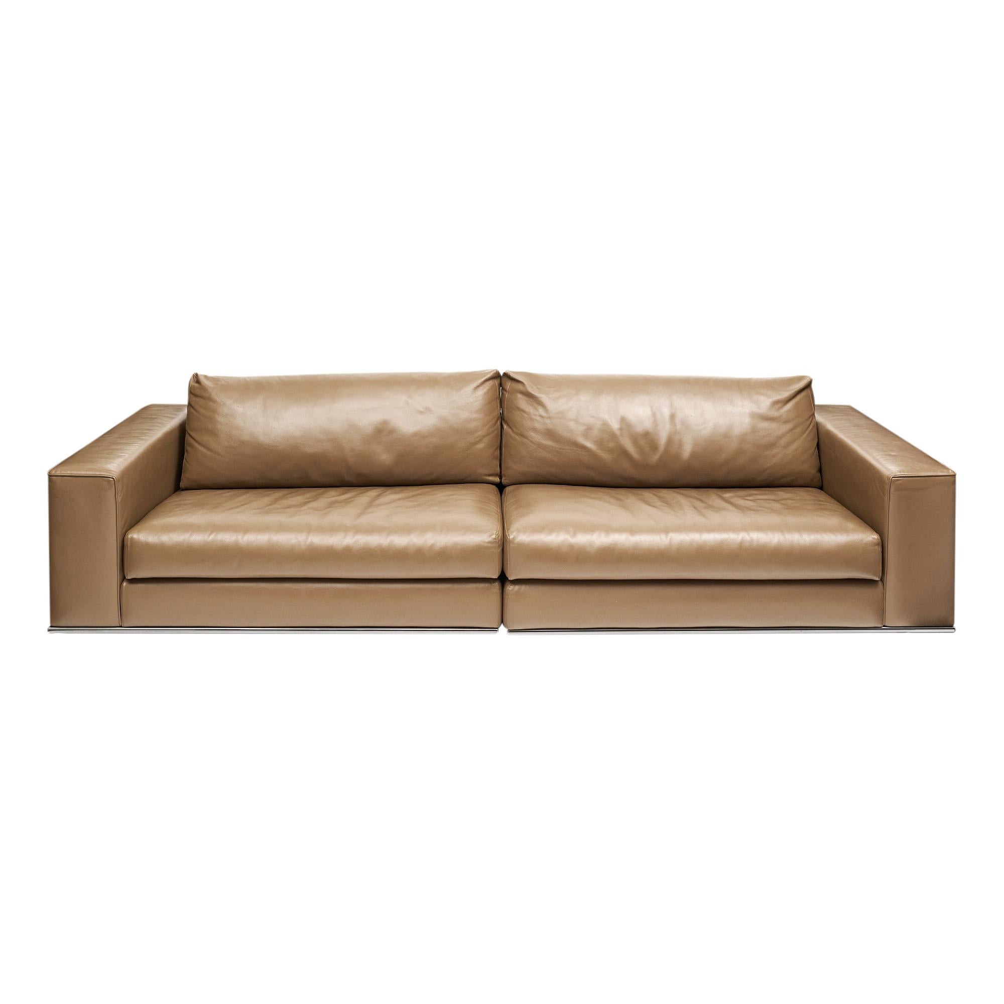 Divano prodotto in Italia da Minotti. Fondata nel 1948, Minotti è un'azienda di fama mondiale con sede in Italia che progetta e produce alcuni dei mobili contemporanei più ricercati. Il divano Hamilton è stato originariamente disegnato da Rodolfo