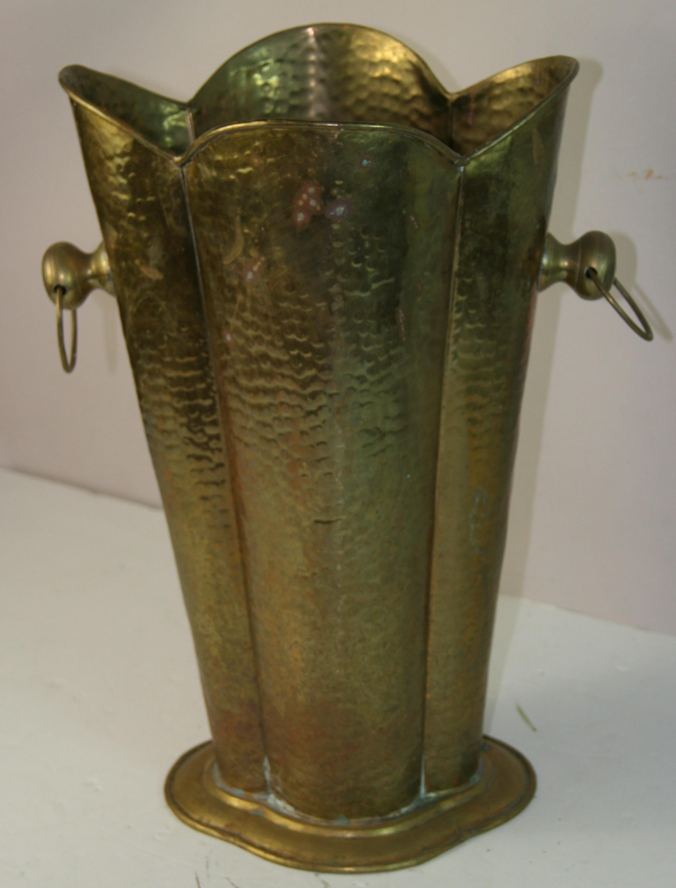 Fait main Porte-cannes/parapluies italien en laiton martelé avec poignées annelées en vente