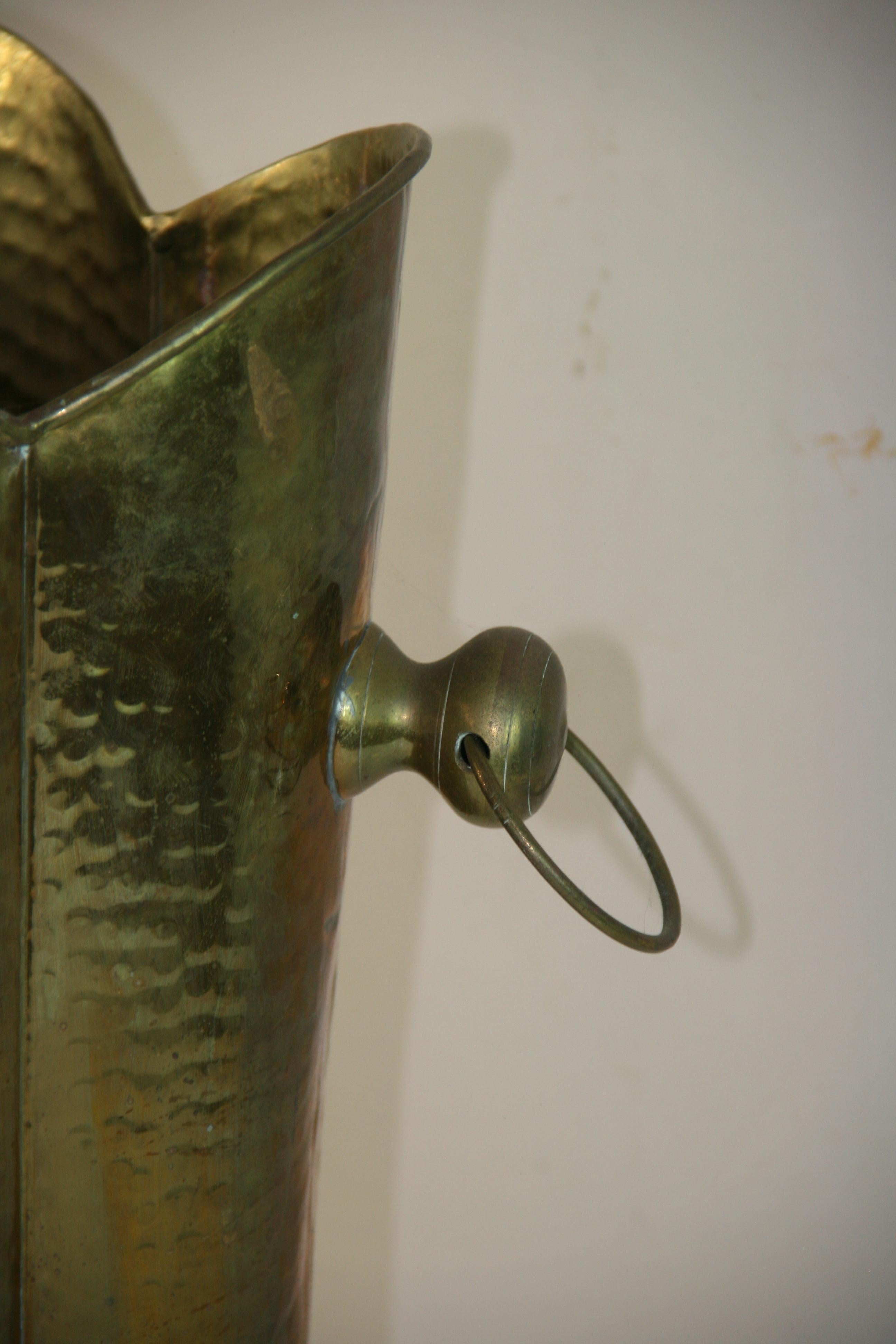 Porte-cannes/parapluies italien en laiton martelé avec poignées annelées Bon état - En vente à Douglas Manor, NY