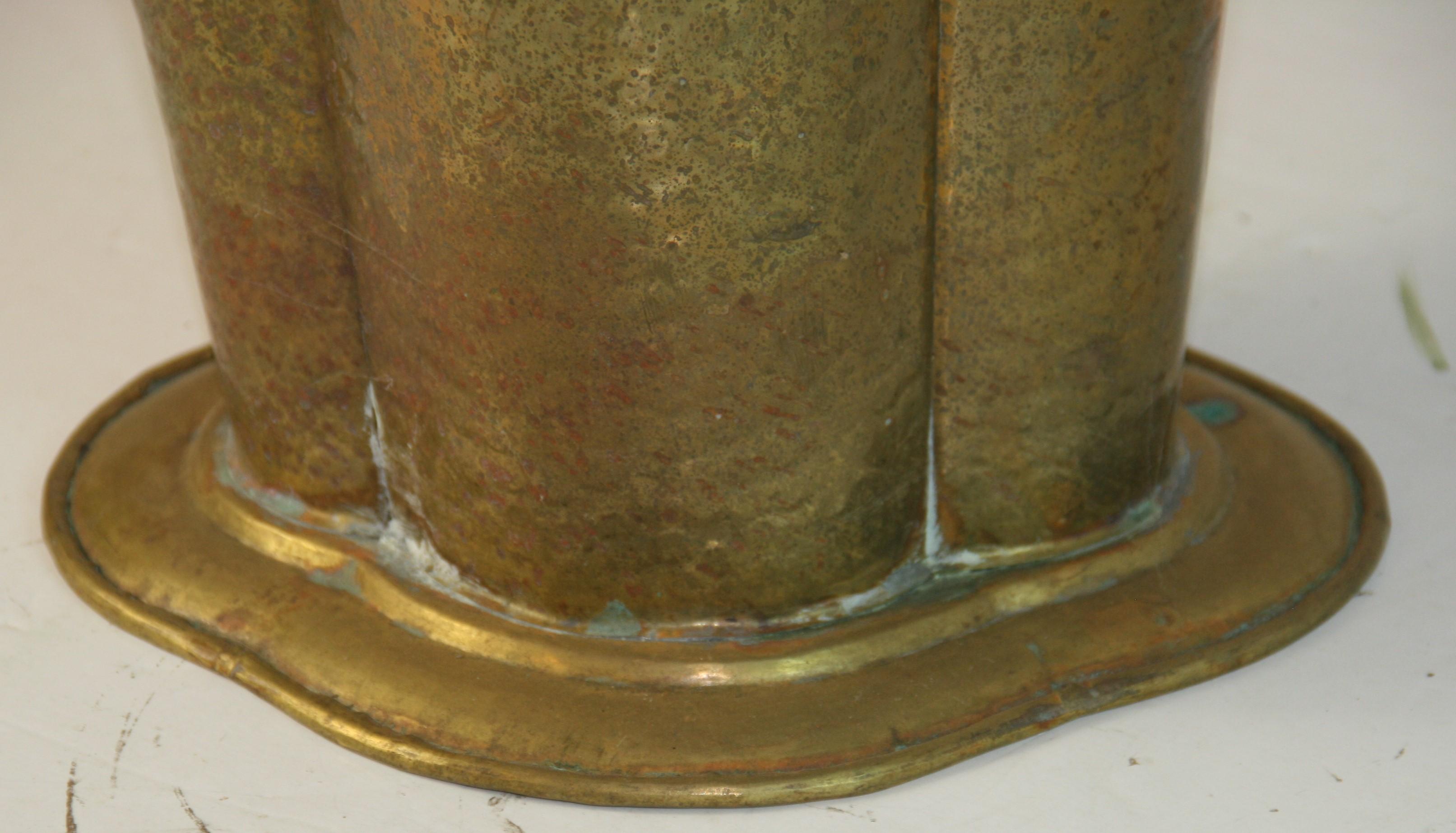 Milieu du XXe siècle Porte-cannes/parapluies italien en laiton martelé avec poignées annelées en vente