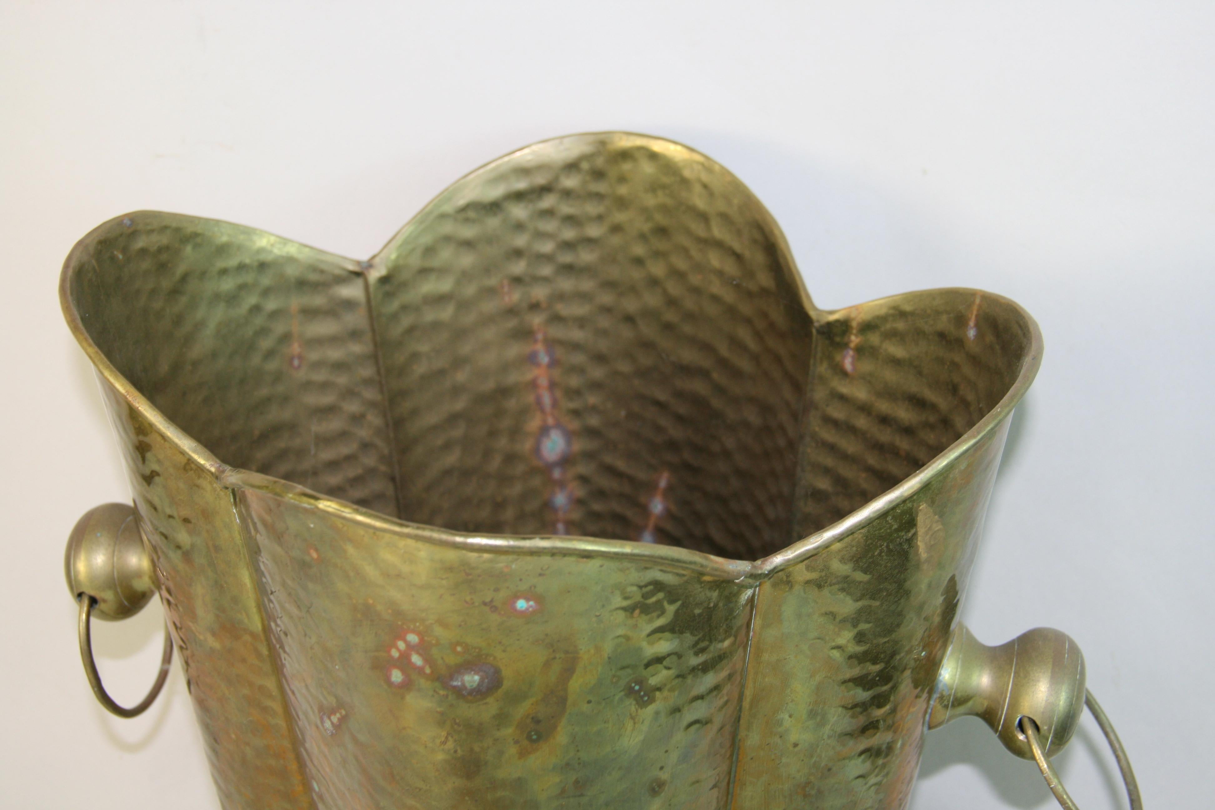 Laiton Porte-cannes/parapluies italien en laiton martelé avec poignées annelées en vente