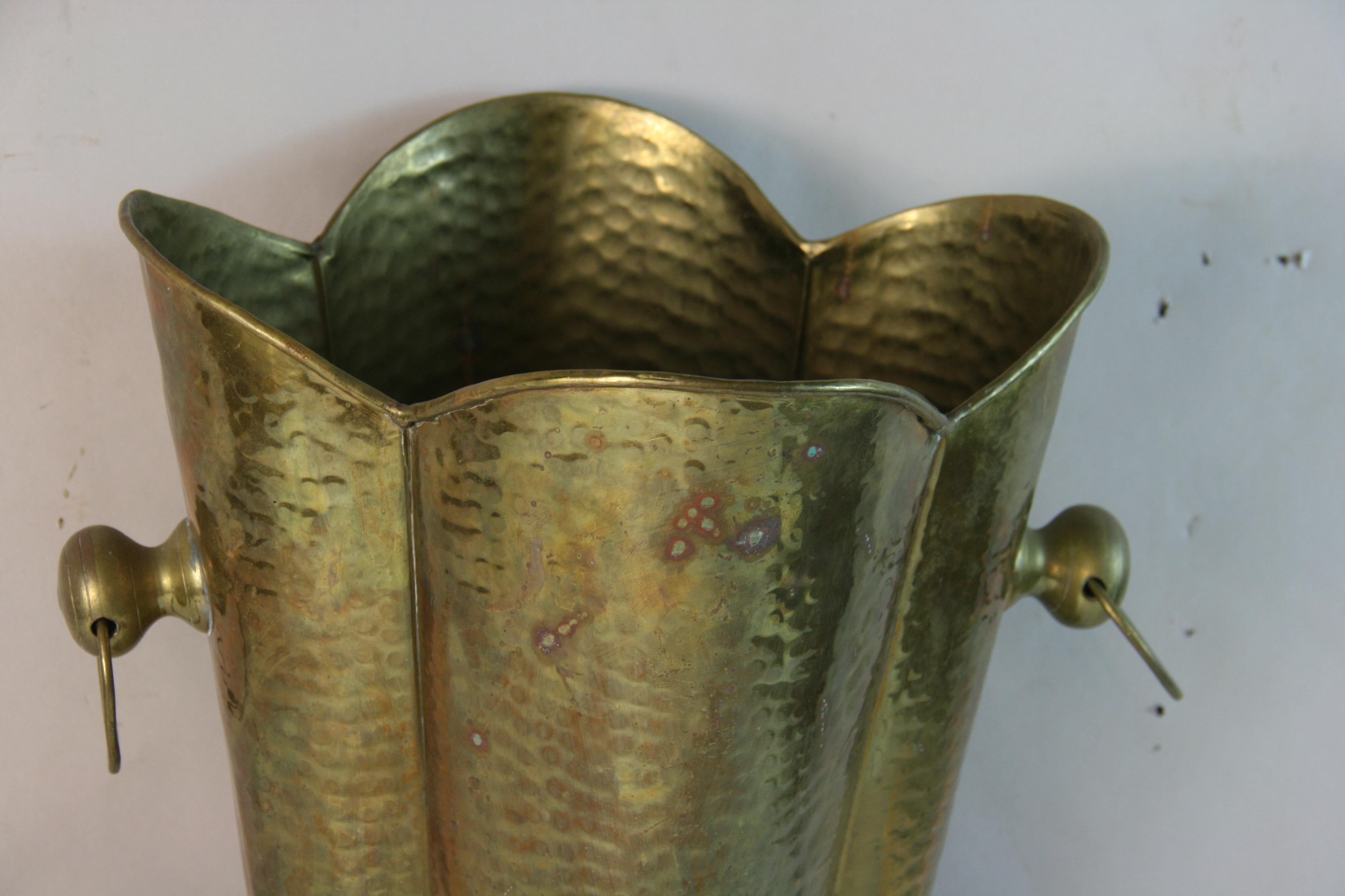 Porte-cannes/parapluies italien en laiton martelé avec poignées annelées en vente 1