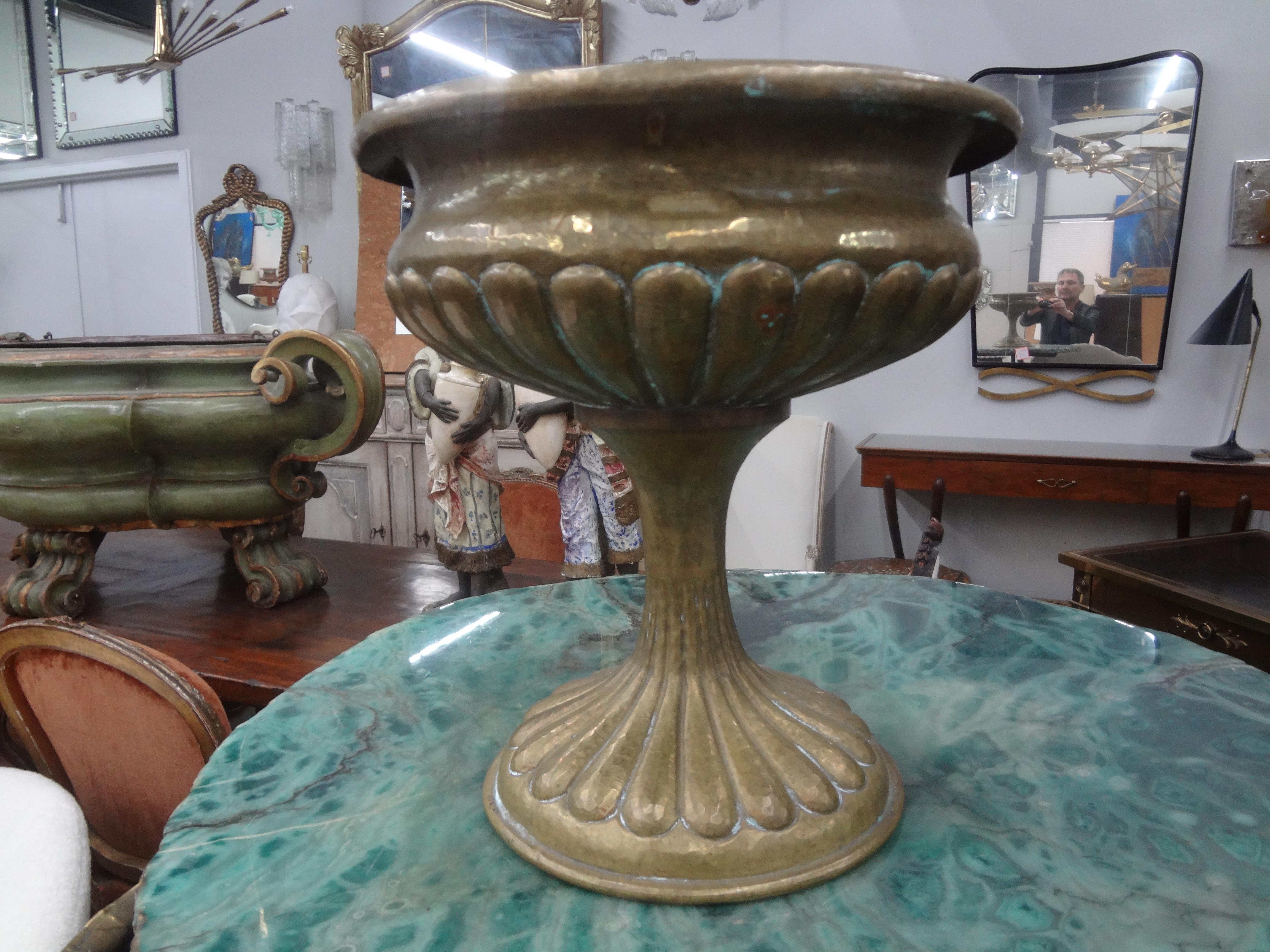 Milieu du XXe siècle Urne ou vase en laiton martelé italien en vente