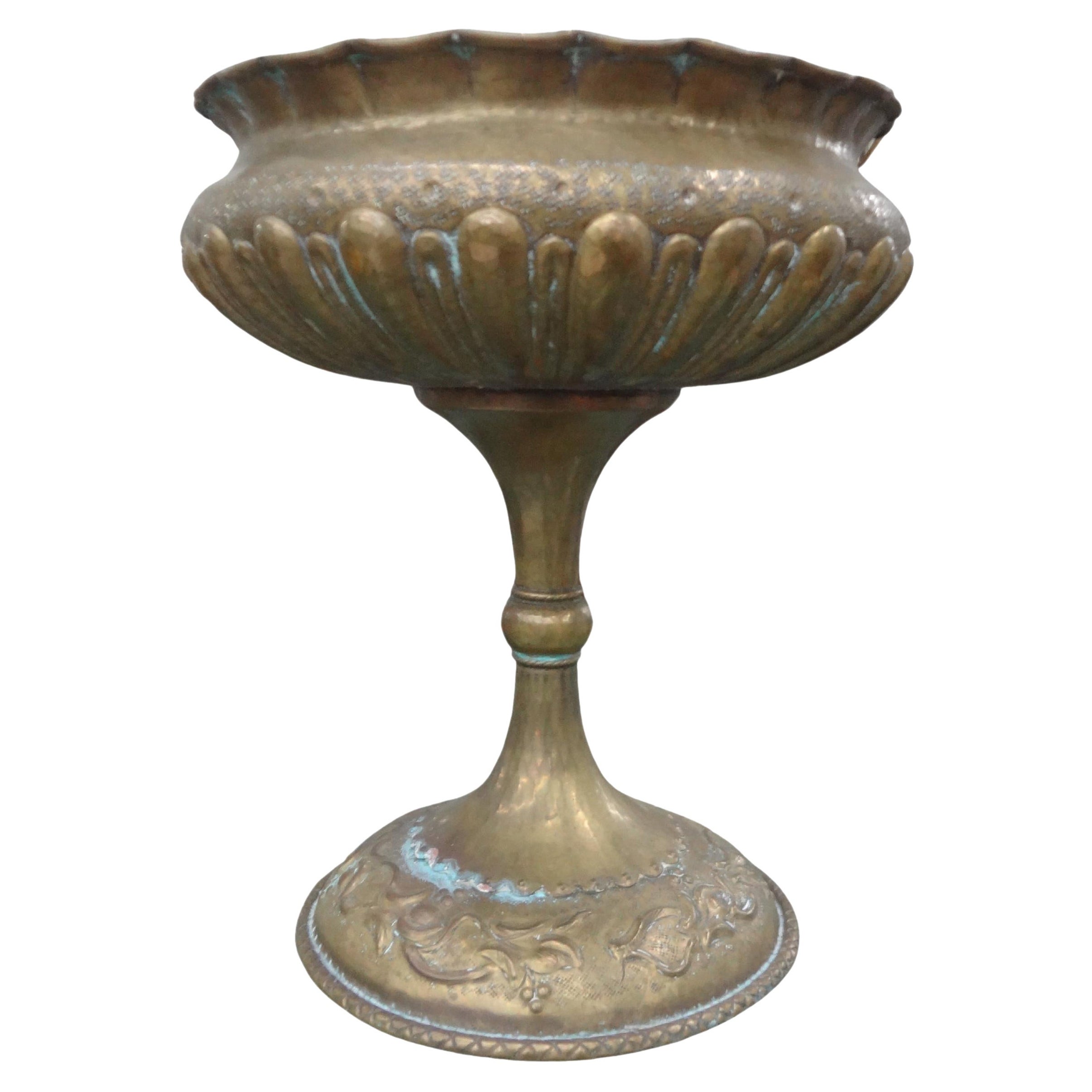 Urna o vaso in ottone martellato italiano