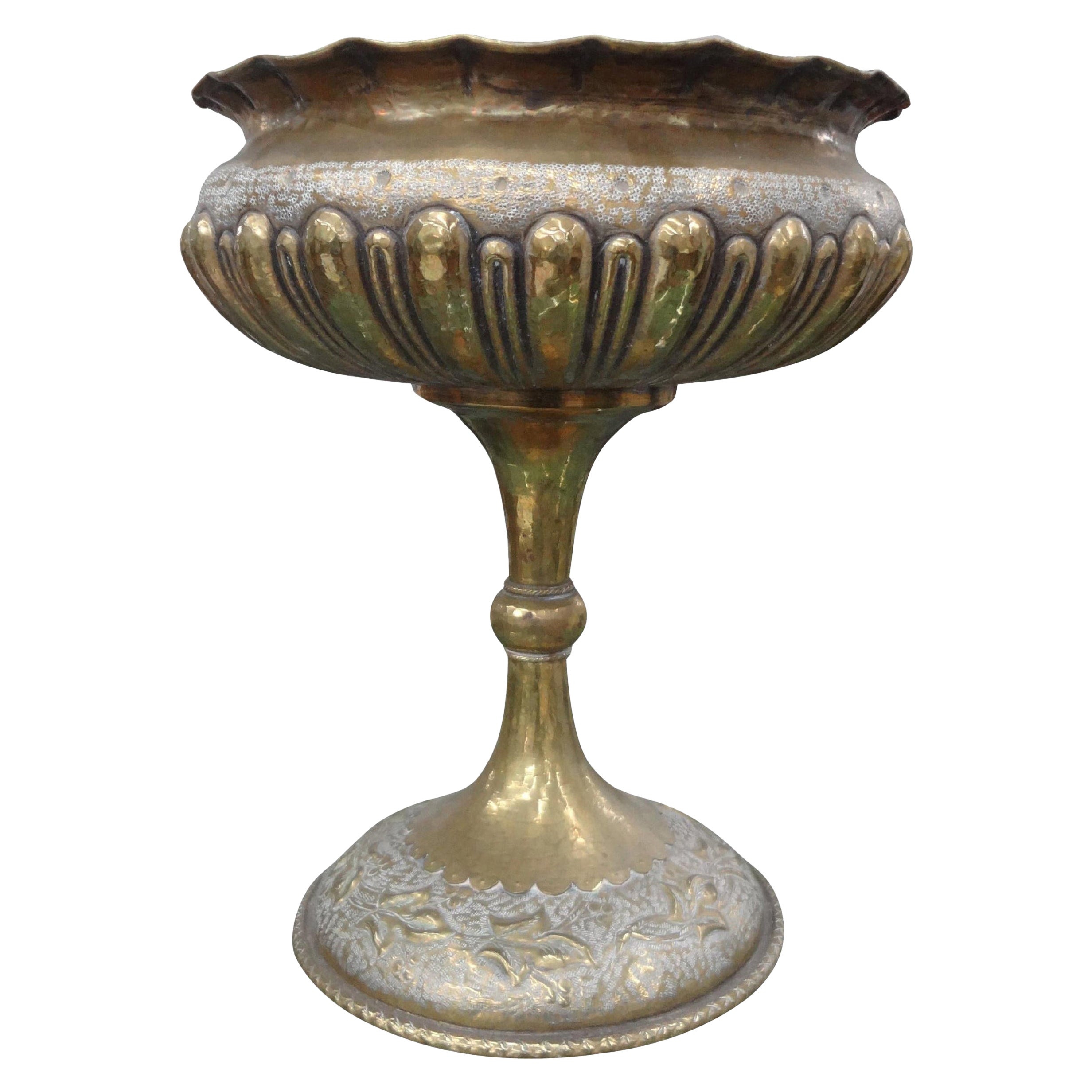 Urna o vaso in ottone martellato italiano