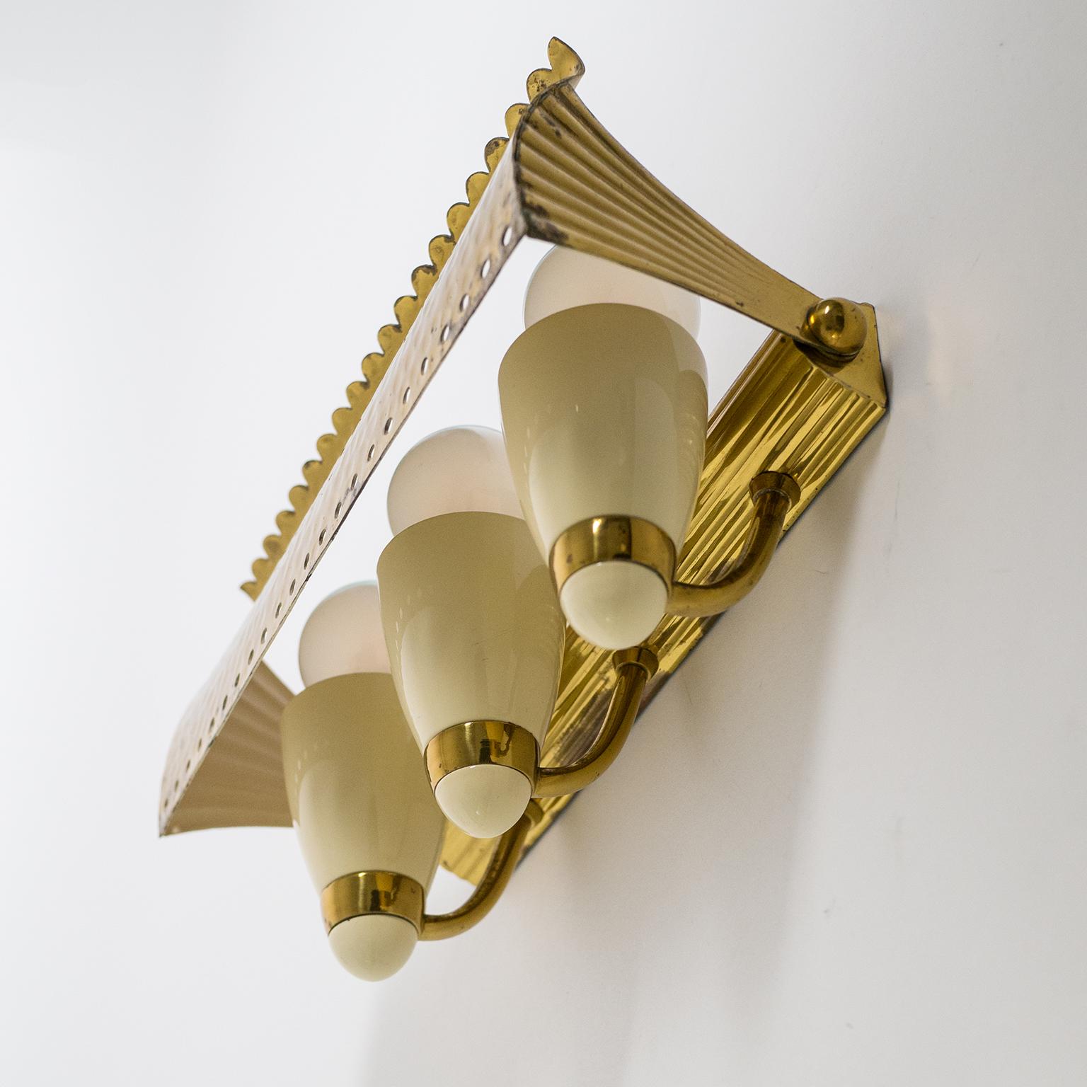 Italian Hammered Brass Wall Light, 1940s In Good Condition In Vienna, AT