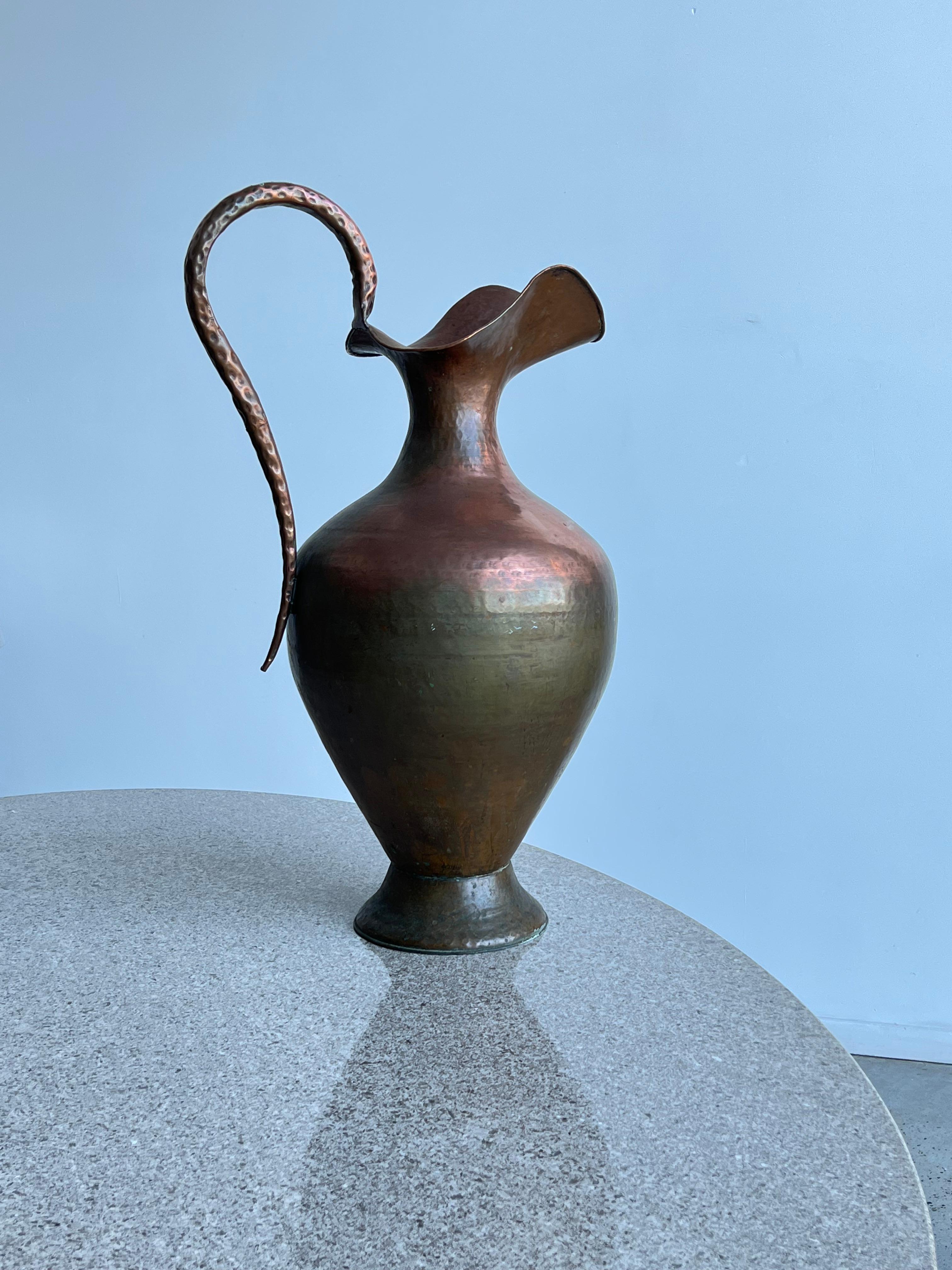 Vase Art Déco italien en cuivre martelé des années 1940.
Un look moderniste et un design très élégant.
 