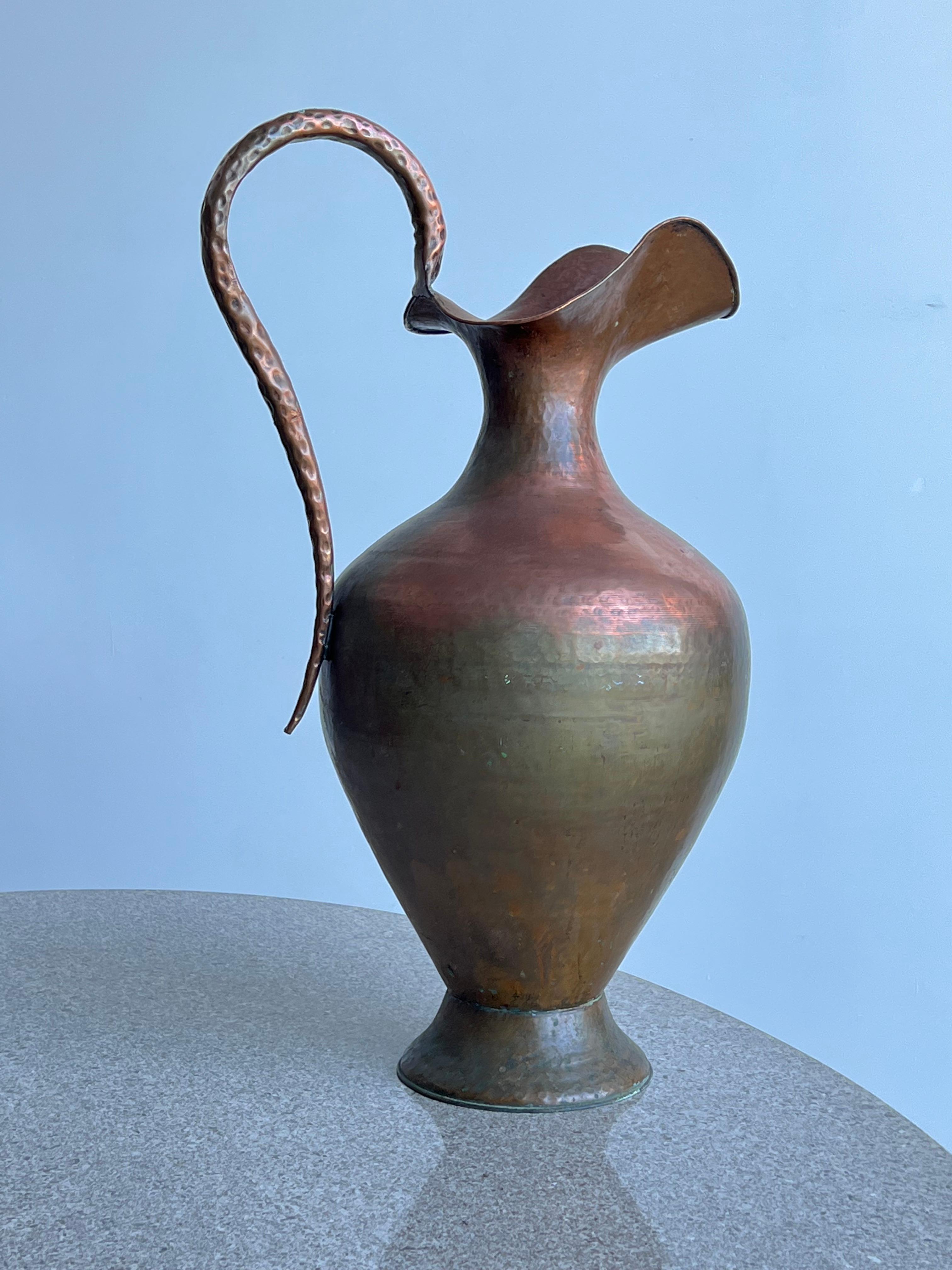 Art déco Grand vase italien en cuivre martelé en vente