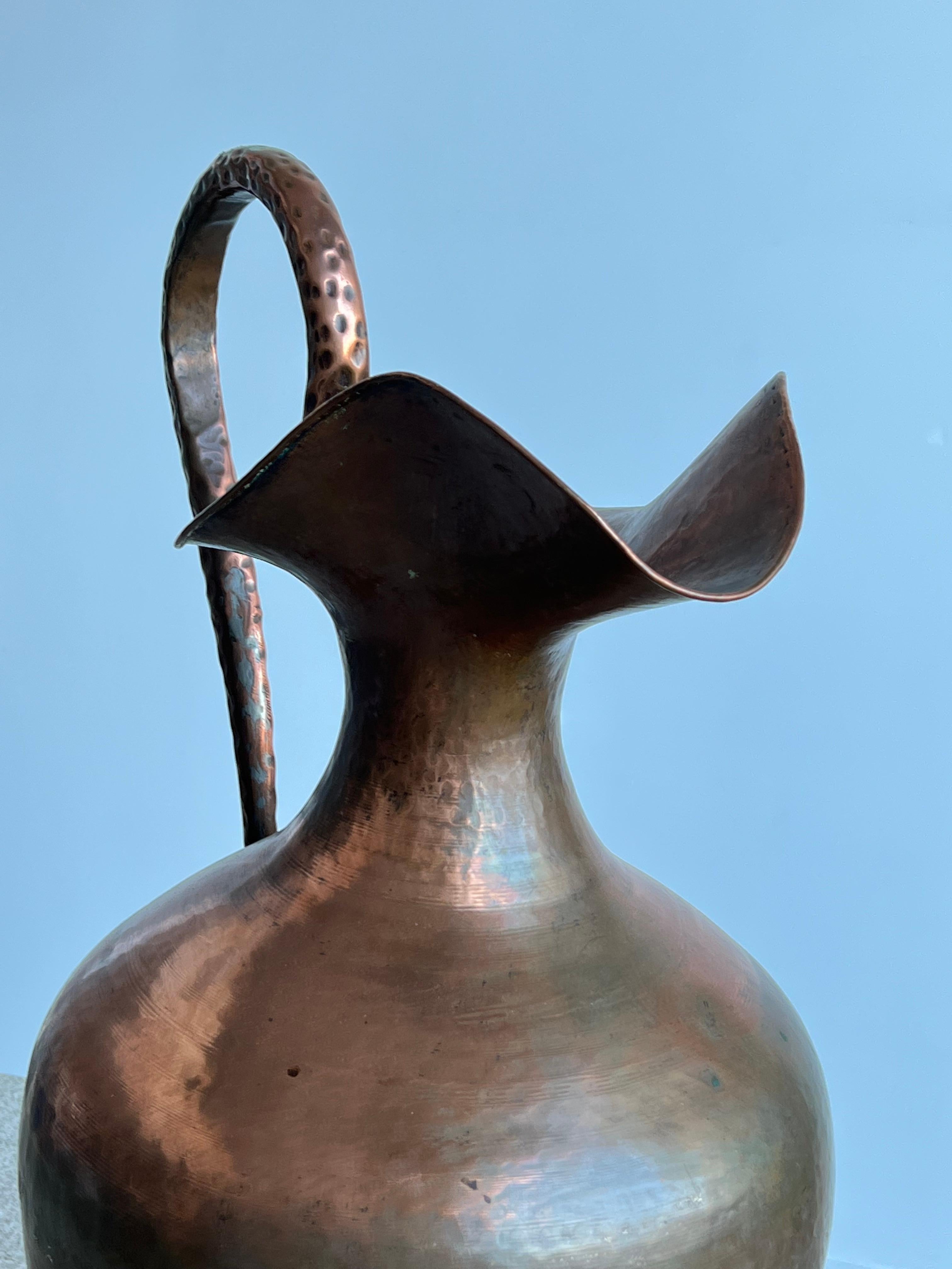Martelé Grand vase italien en cuivre martelé en vente