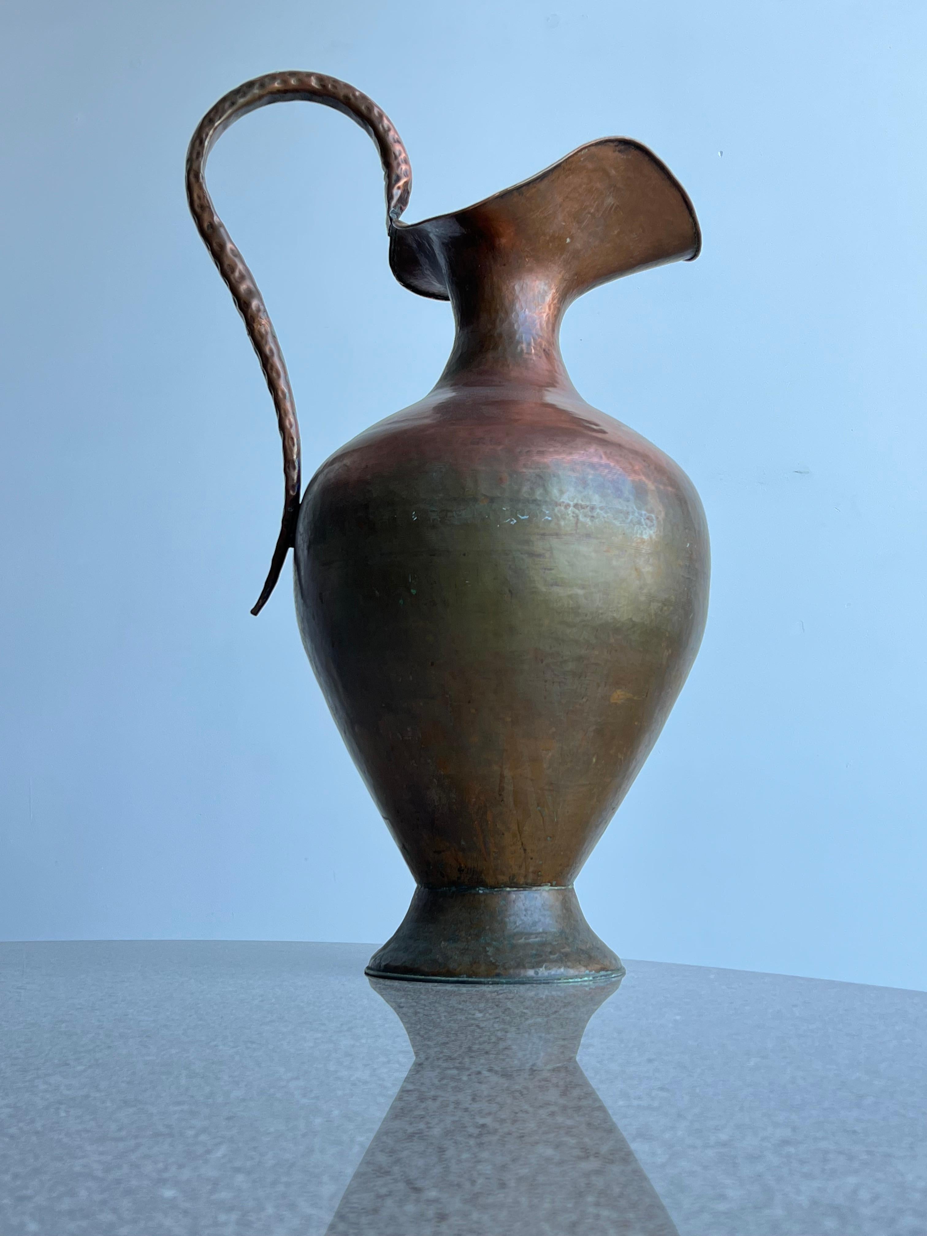 Milieu du XXe siècle Grand vase italien en cuivre martelé en vente