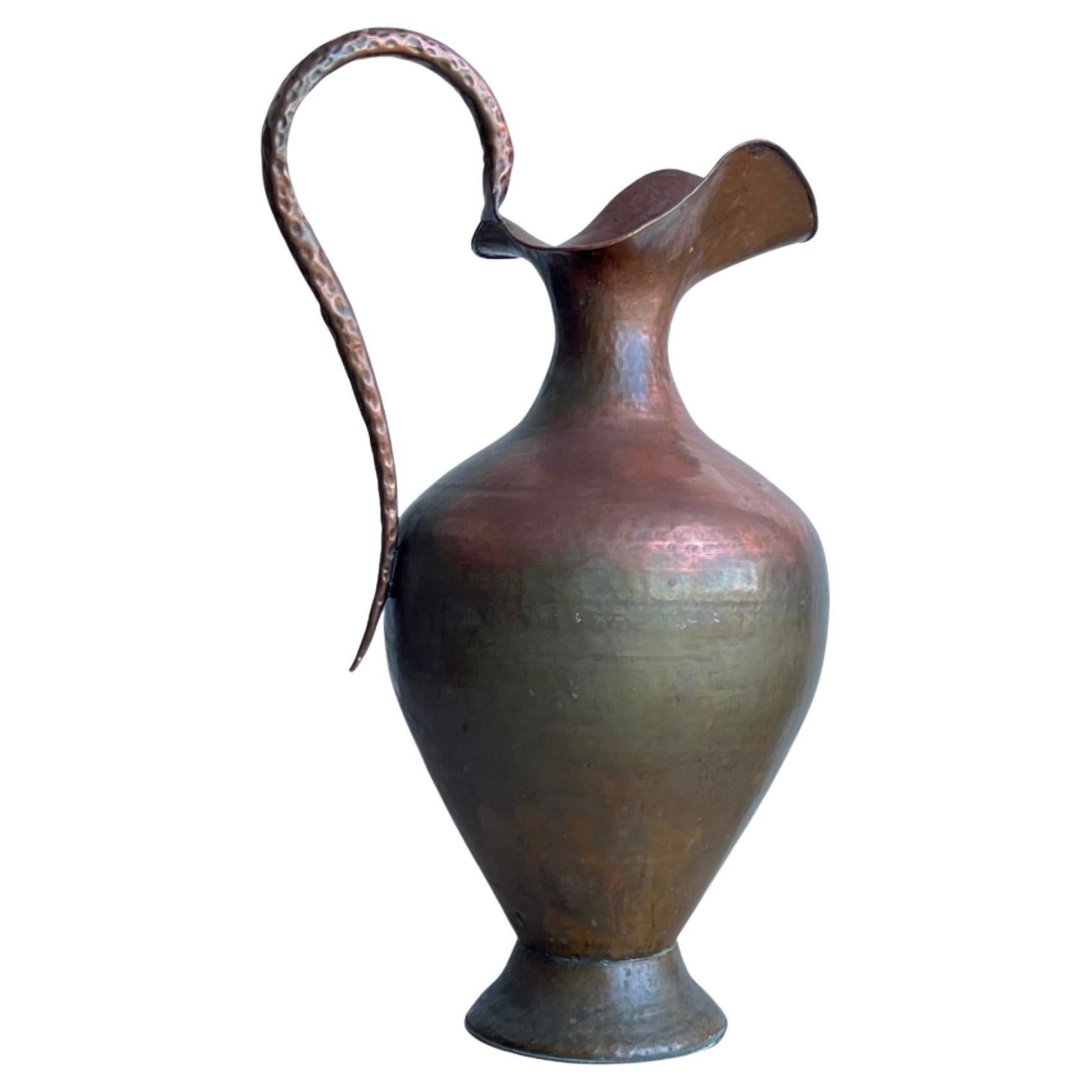 Grand vase italien en cuivre martelé en vente