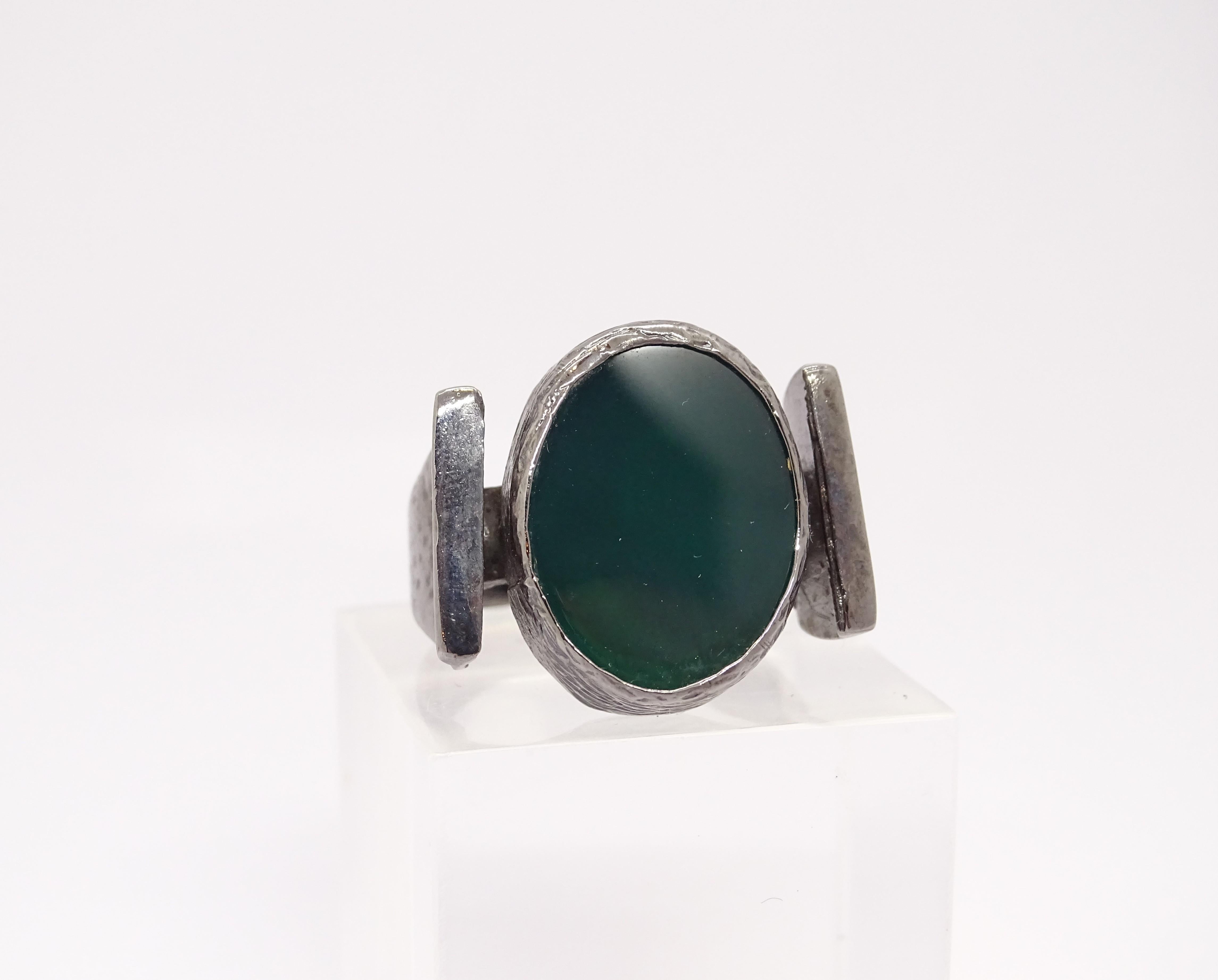 Italian Hammered ring, sterling silver and green agate, 80’s In Good Condition In VALLADOLID, ES