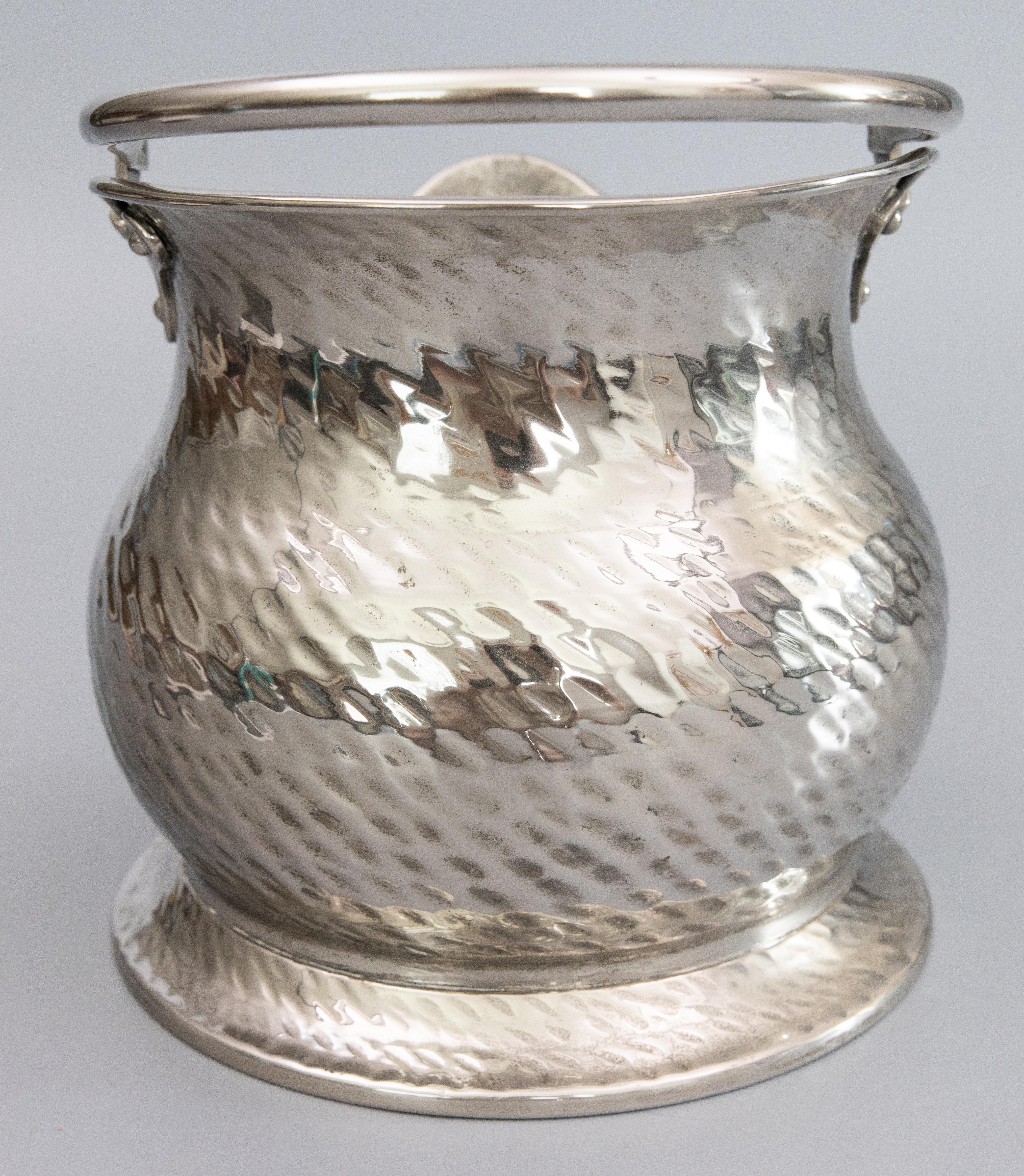 Italienisch gehämmert Silber Platte Helm Kohle Scuttle Jardiniere Pflanzer Weinkühler (Mitte des 20. Jahrhunderts) im Angebot