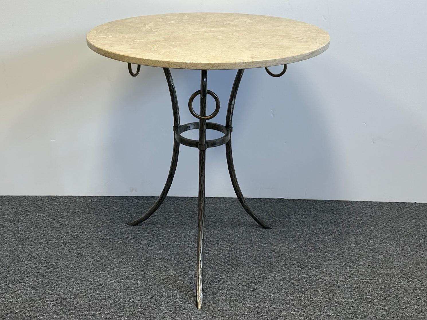 Dieser runde Gueridon-Tisch aus gehämmertem italienischem Stahl mit abnehmbaren Messingringen und cremefarbener Marmorplatte besticht durch sein zeitloses Design.
