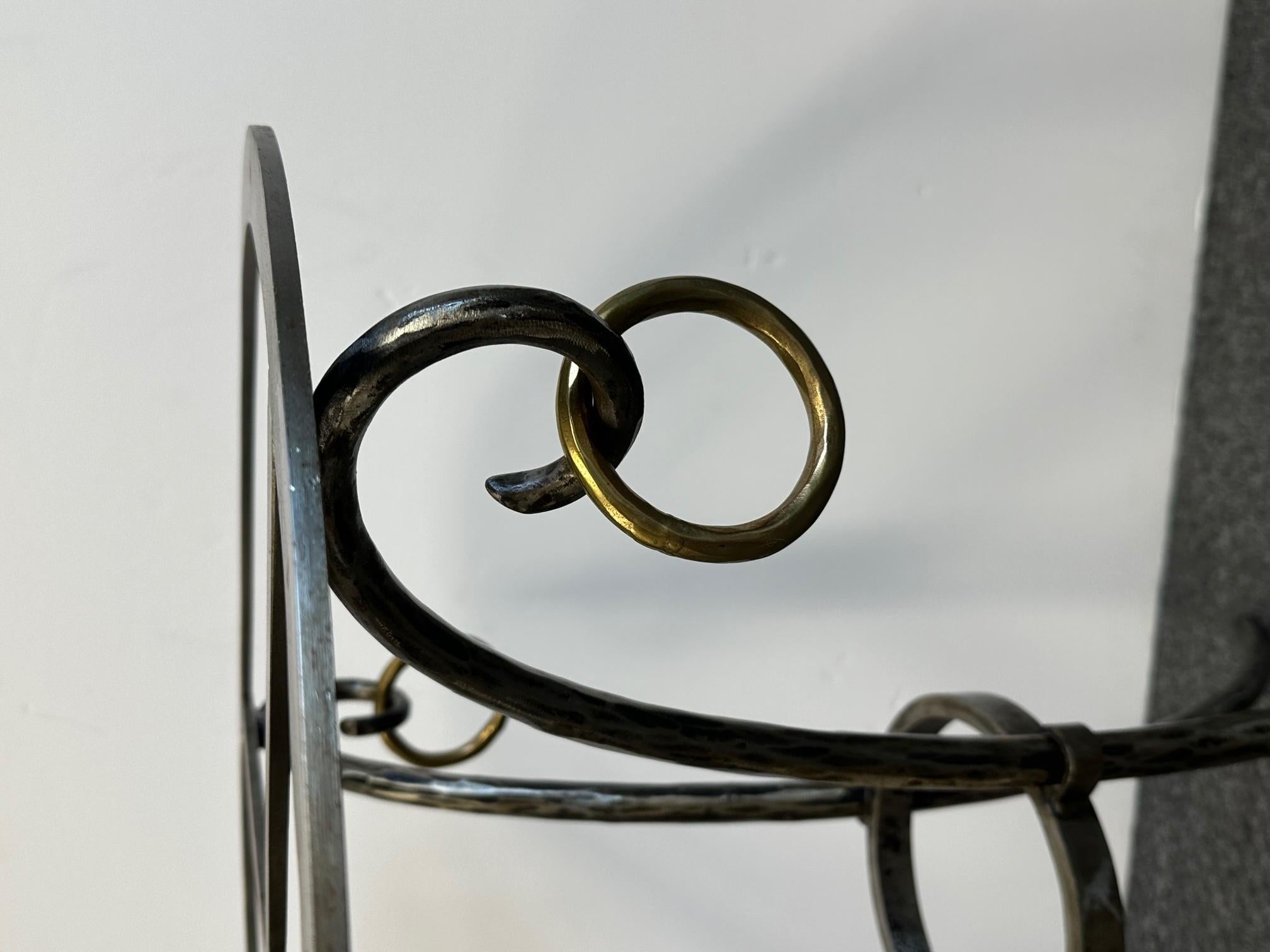 Italienischer Gueridon-Tisch aus gehämmertem Stahl mit abnehmbaren Messingringen im Zustand „Gut“ im Angebot in Hopewell, NJ