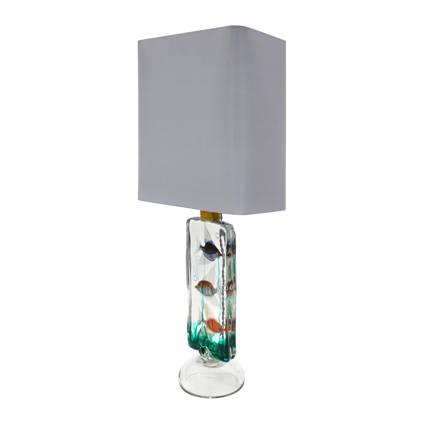 Bellissima lampada da tavolo Aquarium in vetro soffiato a mano con 3 pesci colorati su una base concava con accessori in ottone di Cenedese, Murano, Italia, anni '50 (resti di etichetta di Murano sulla base). L'ottone è stato pulito, lucidato e