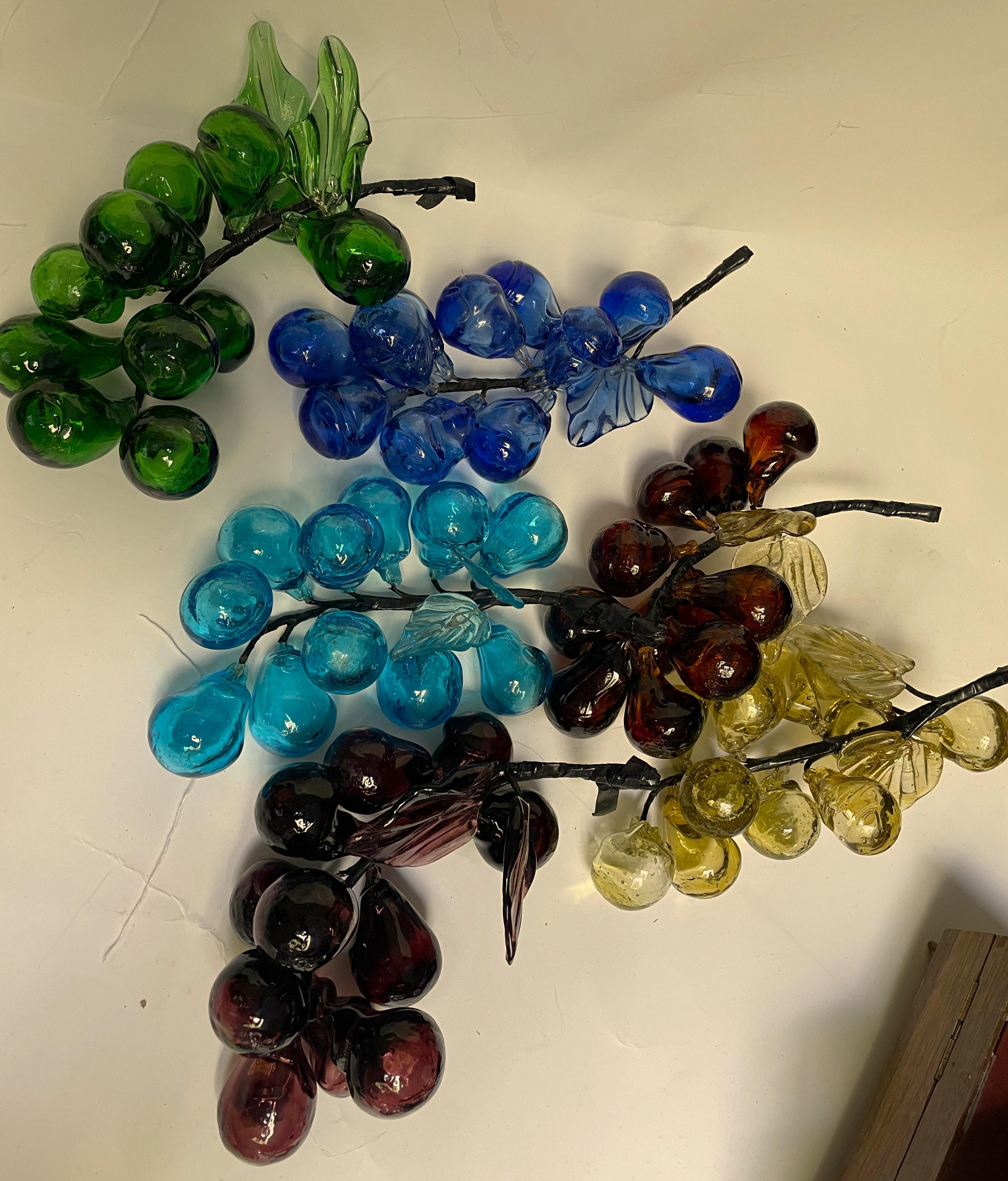 Este es un lote de 6 racimos de uvas de cristal soplado a mano de fabulosos colores. Hay tonos de azul vibrante y verde amarillo dorado y morado intenso que se complementan y coordinan entre sí y con casi cualquier decoración, de moderna a clásica o
