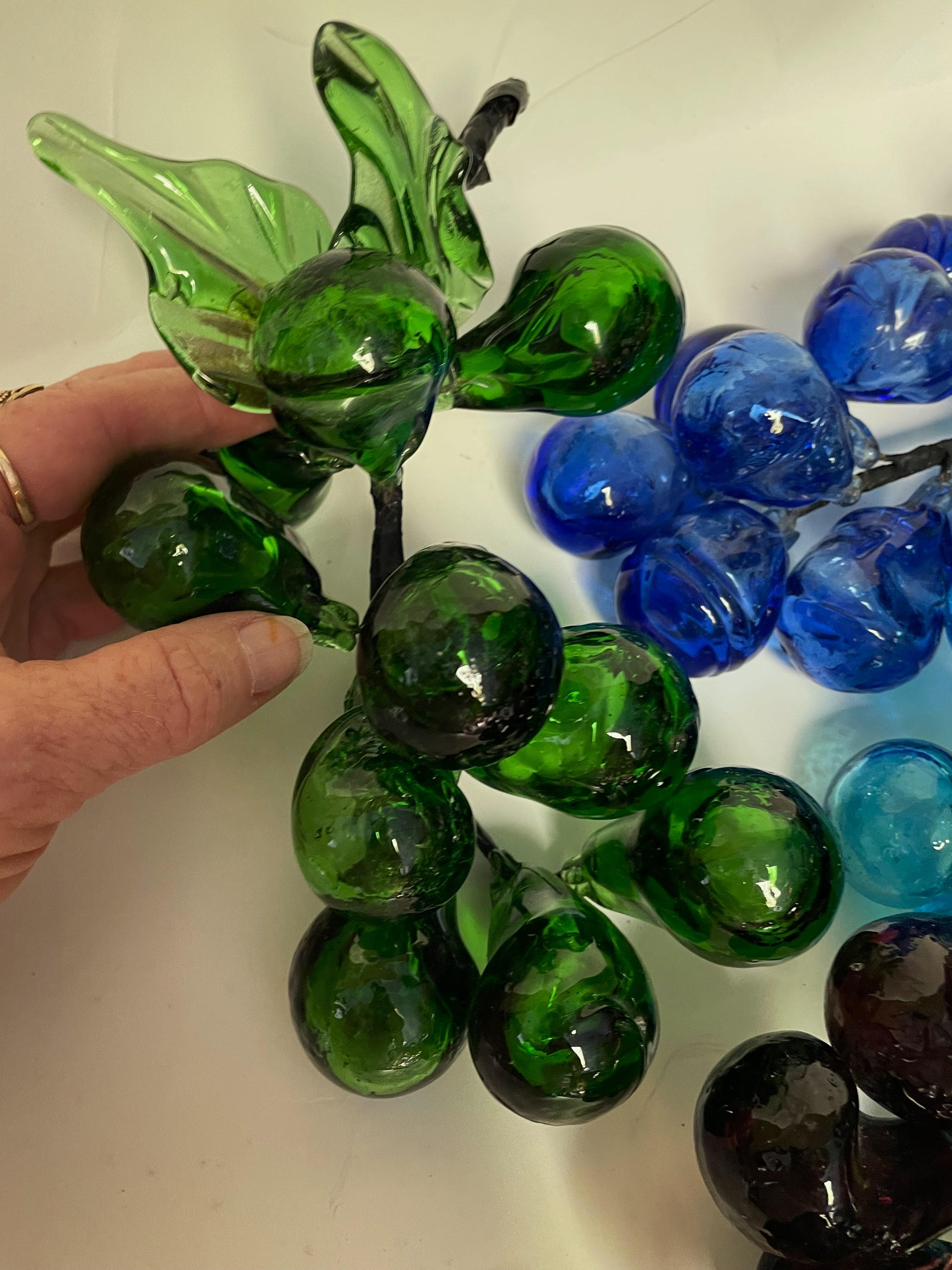 Vidrio italiano soplado a mano Racimo de uvas verde azul ámbar morado Lote de 6 finales del siglo XX en venta