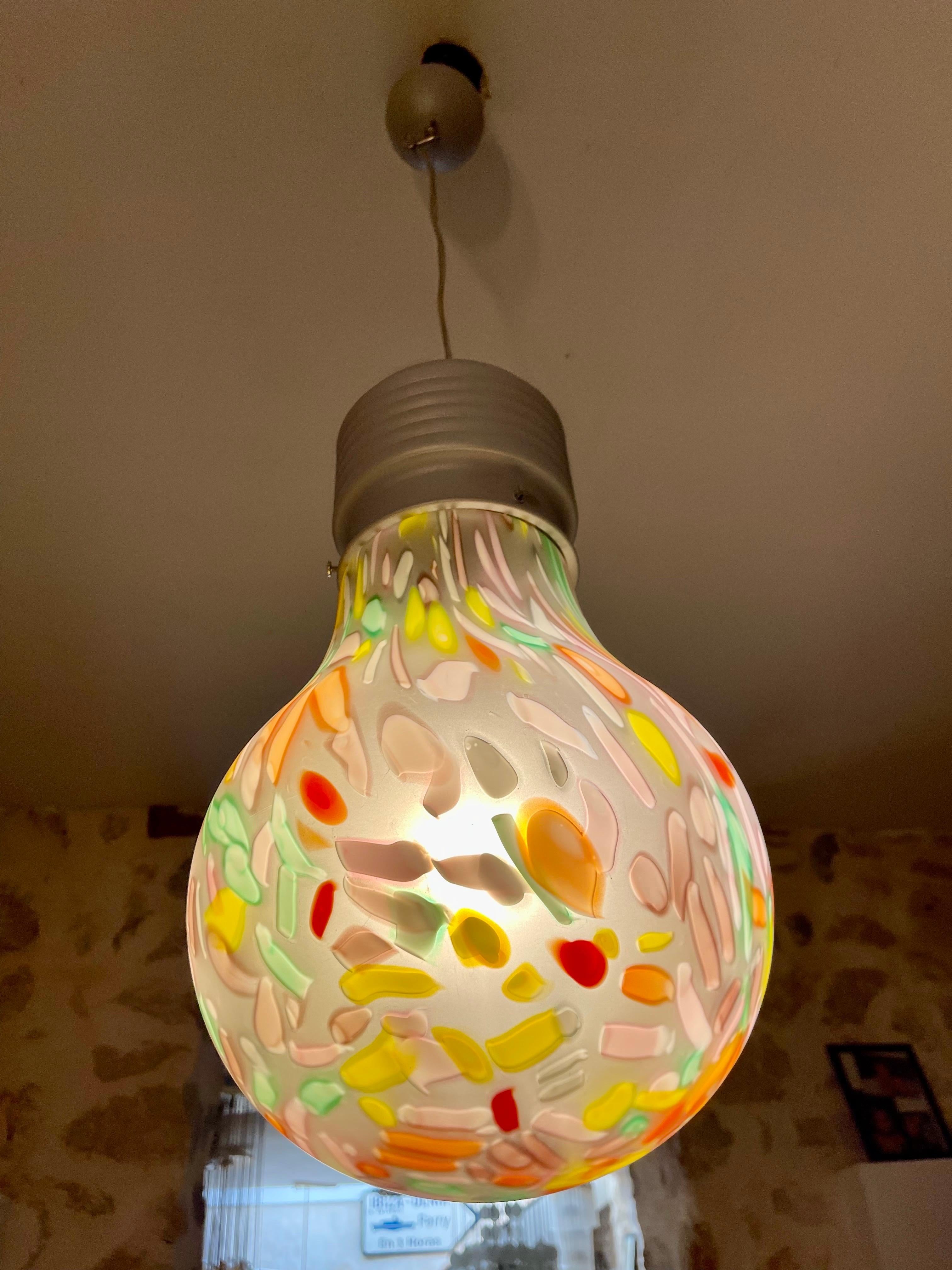 Italiano Lampada da soffitto italiana a forma di lampadina soffiata a mano di Due P, Italie 1980 in vendita