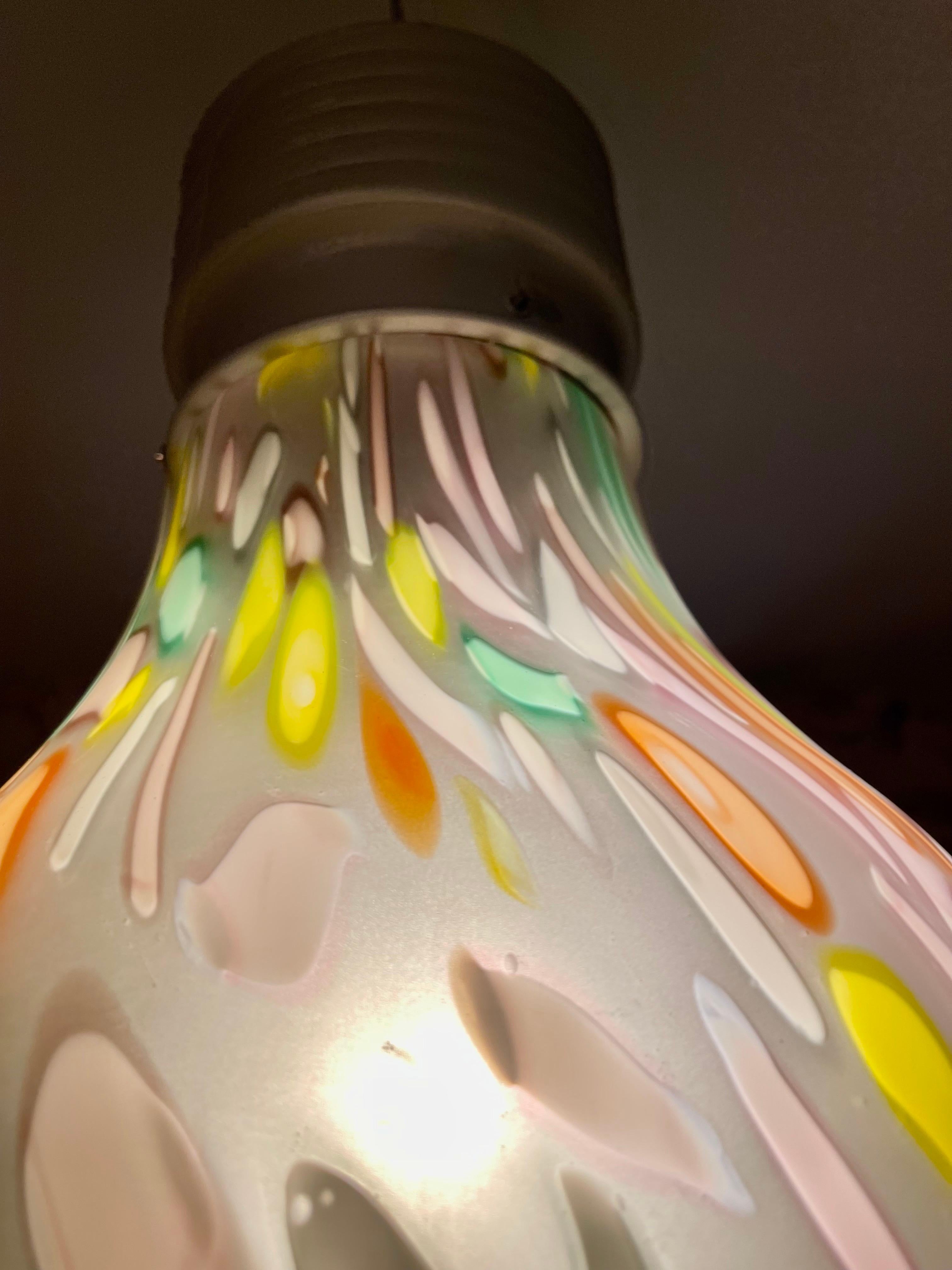 Lampada da soffitto italiana a forma di lampadina soffiata a mano di Due P, Italie 1980 In condizioni ottime in vendita a La xara, VC